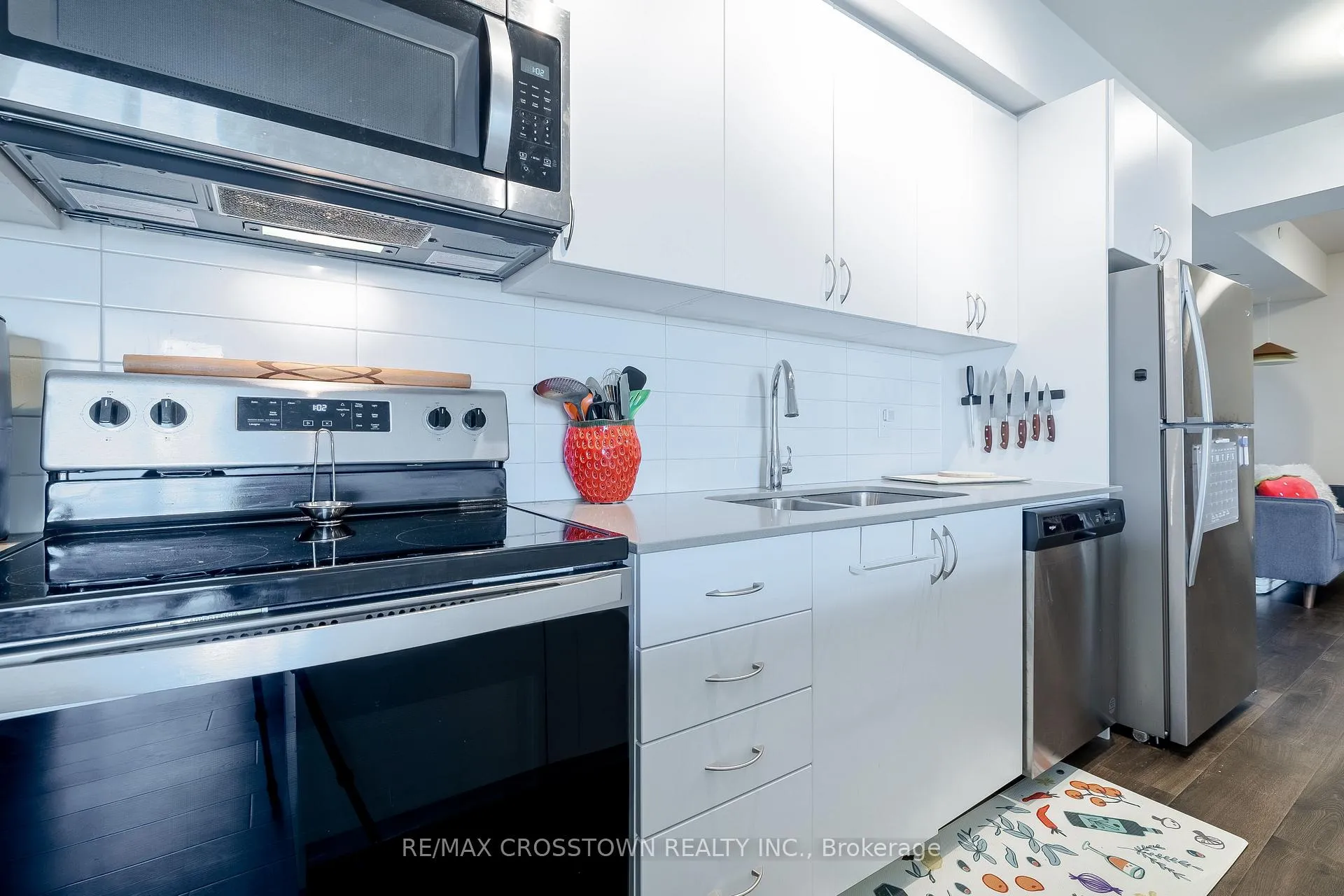 Photo 11 of Unit 908, 56 Lakeside Terrace, Barrie, Little Lake — HOMEH