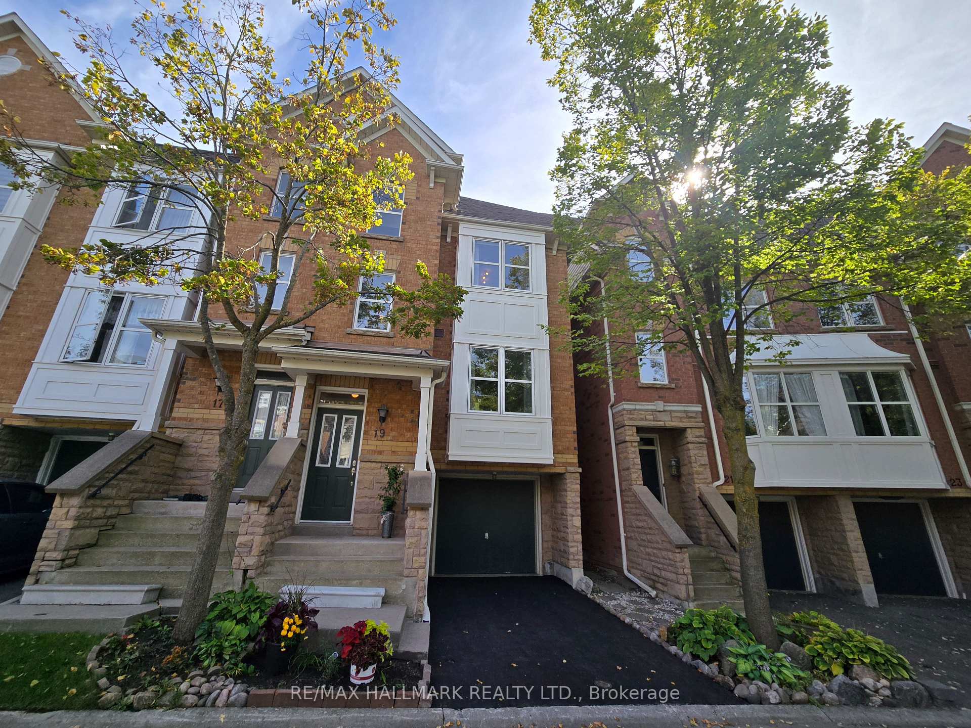Photo 1 of 19 Michael Way, Markham, Buttonville — HOMEH