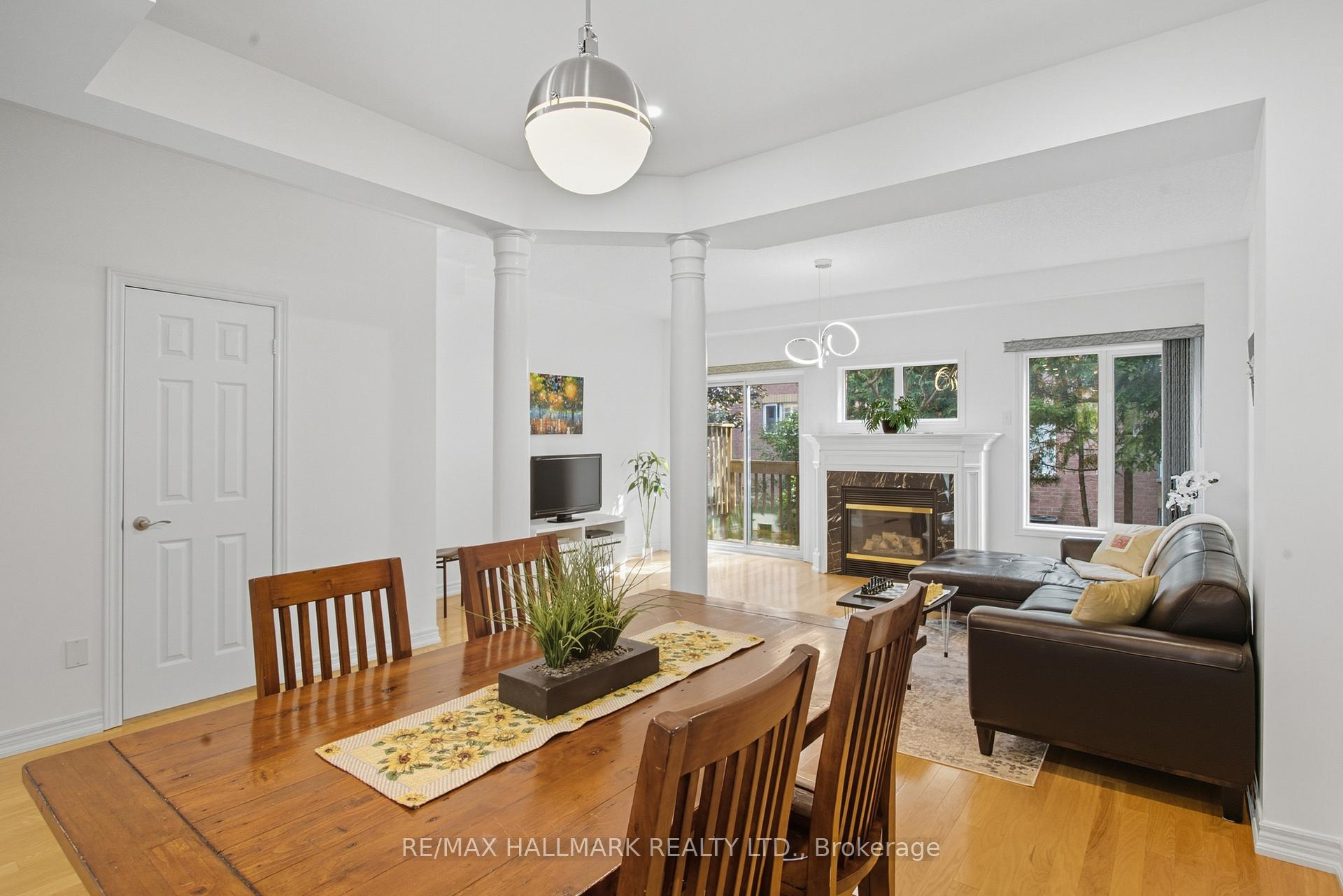 Photo 2 of 19 Michael Way, Markham, Buttonville — HOMEH