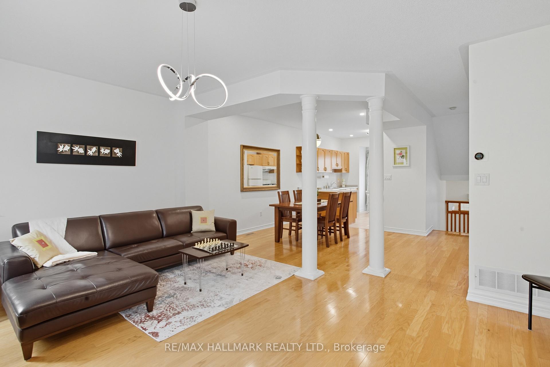 Photo 3 of 19 Michael Way, Markham, Buttonville — HOMEH