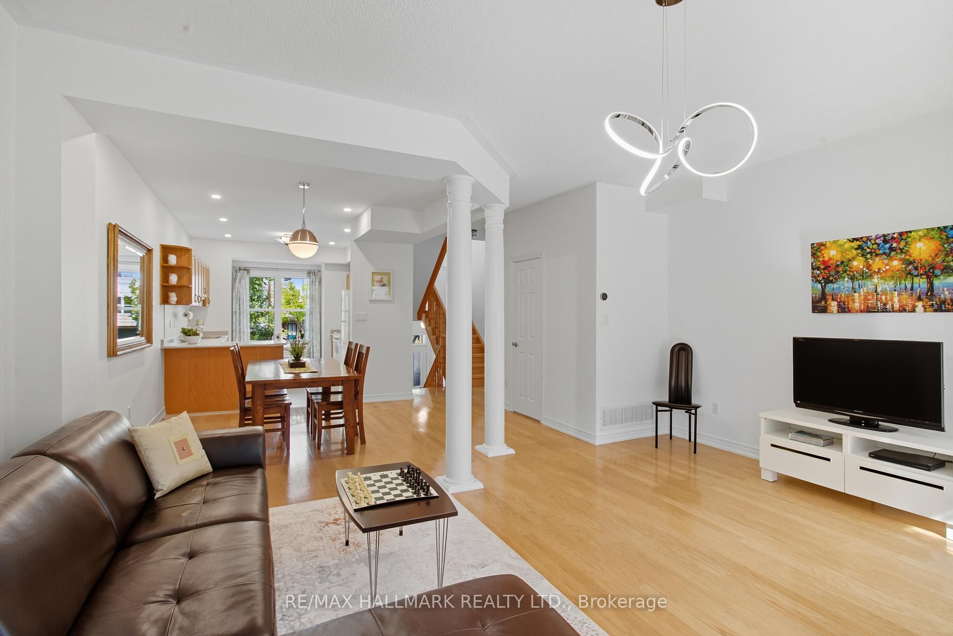 Photo 4 of 19 Michael Way, Markham, Buttonville — HOMEH