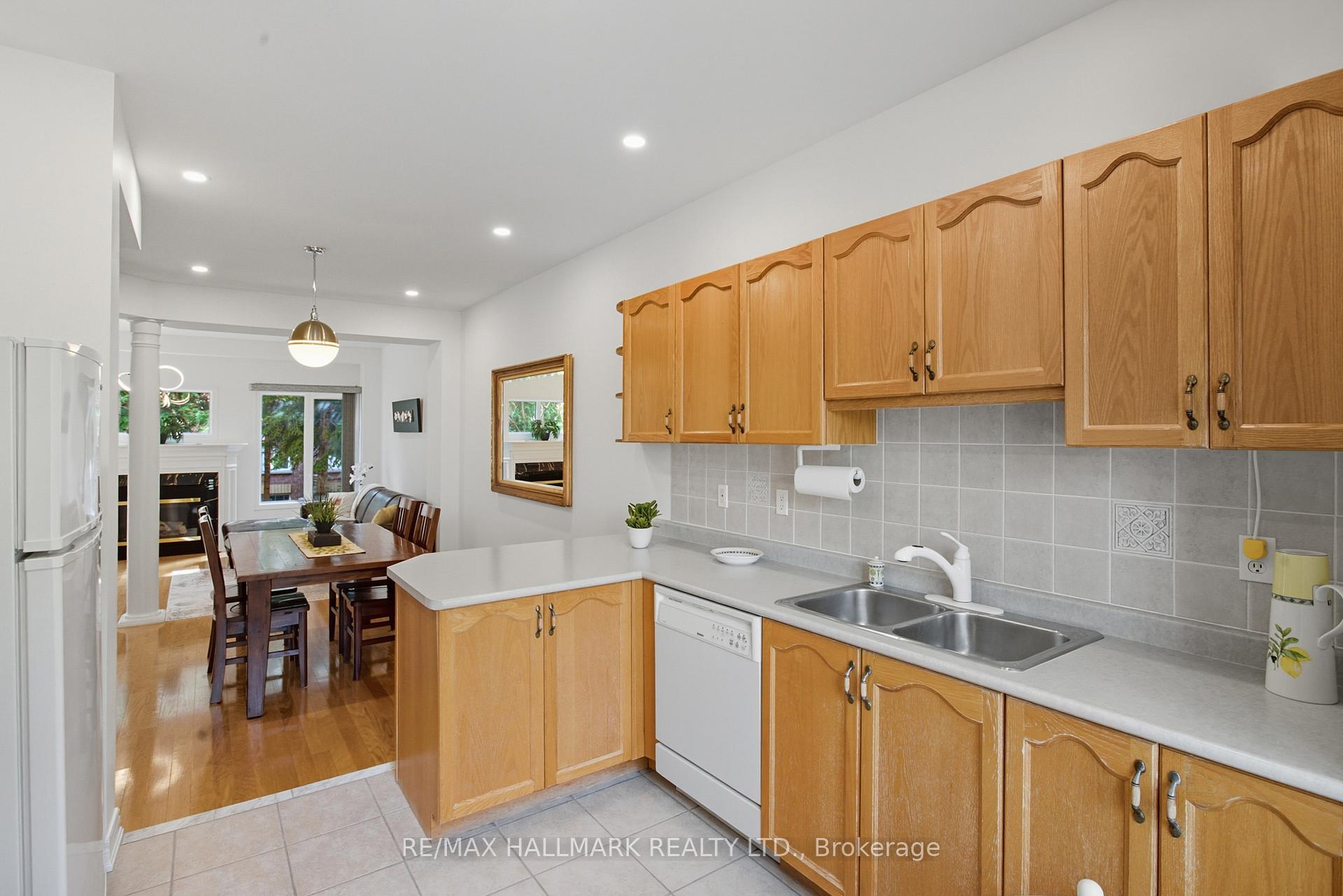 Photo 10 of 19 Michael Way, Markham, Buttonville — HOMEH