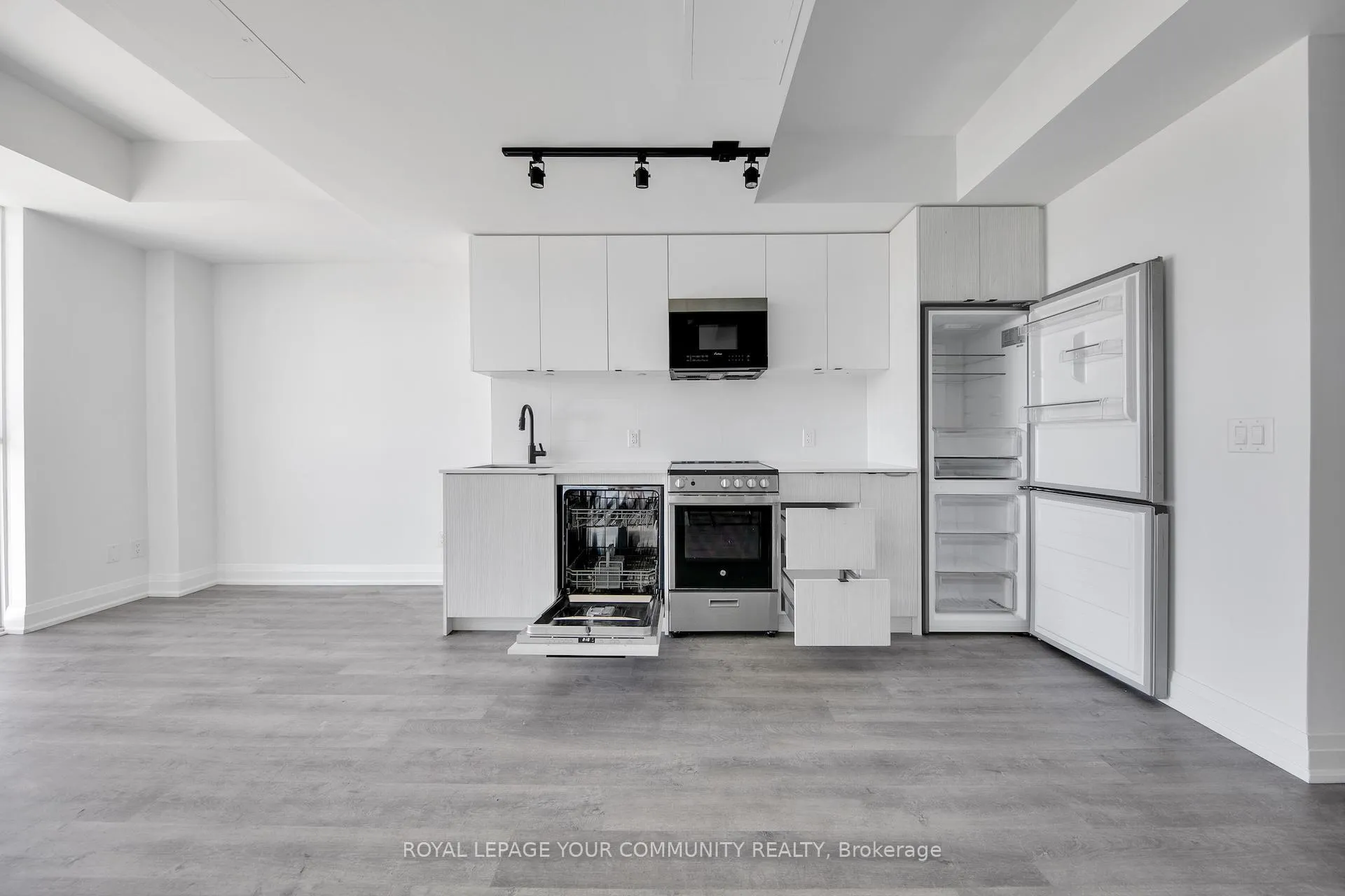 Photo 5 of Unit 712, 2369 Danforth Avenue, Toronto, East End-Danforth — HOMEH