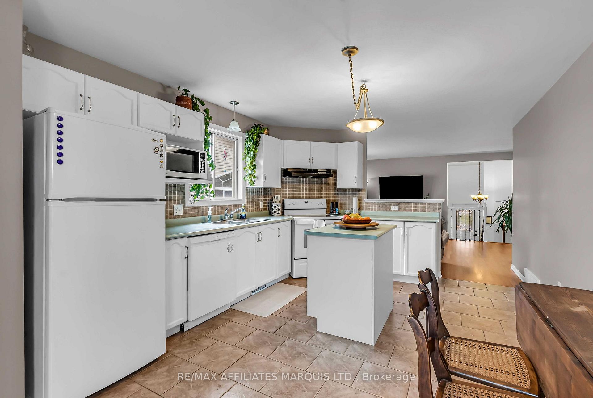 Photo 4 of 213 Northwoods Crescent, Cornwall — HOMEH