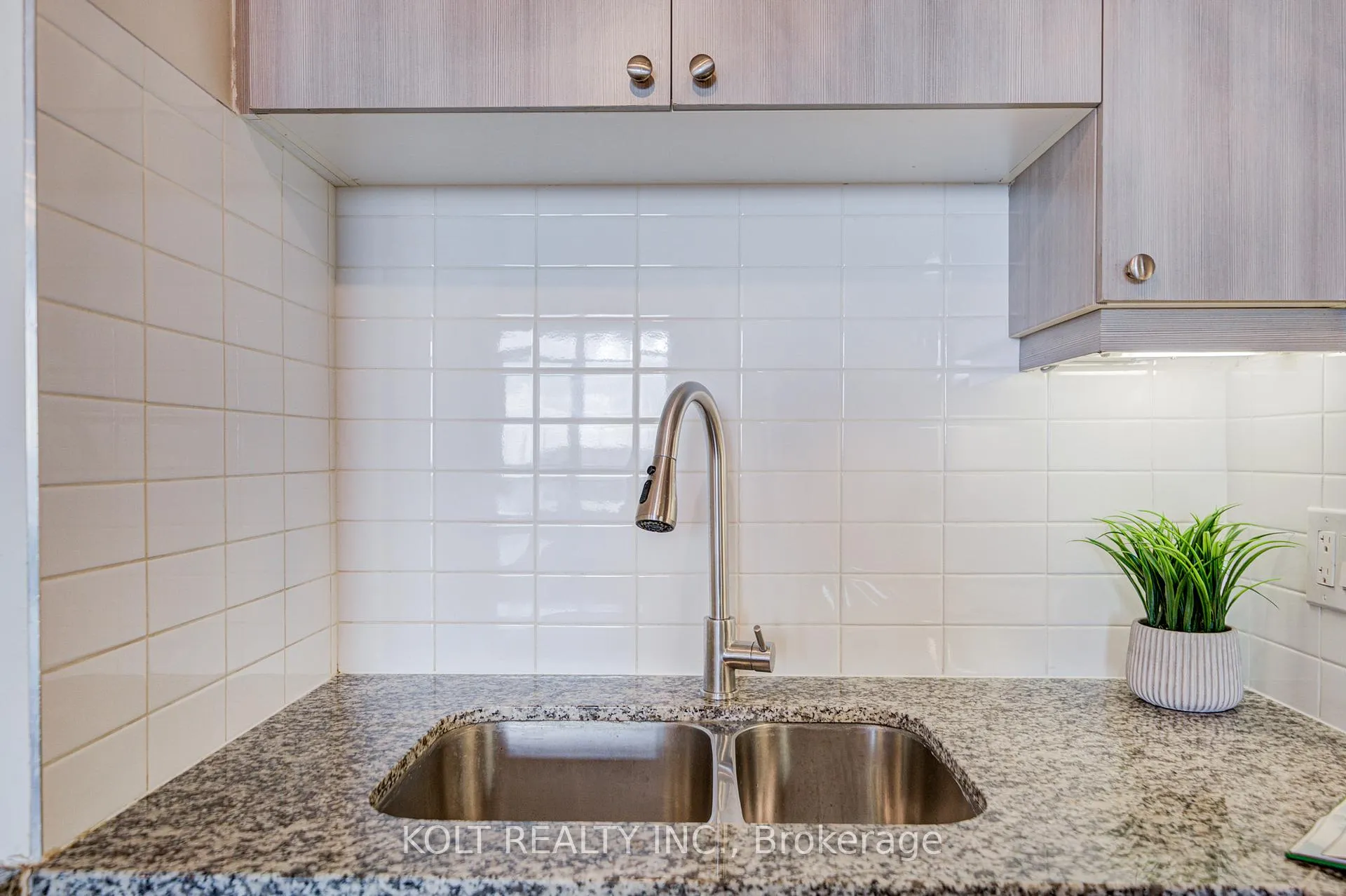 Photo 15 of Unit PH1013, 24 Woodstream Boulevard, Vaughan, Vaughan Grove — HOMEH