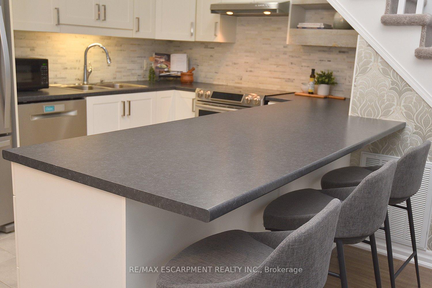 Photo 5 of Unit 320, 170 Rockhaven Lane, Hamilton, Waterdown — HOMEH