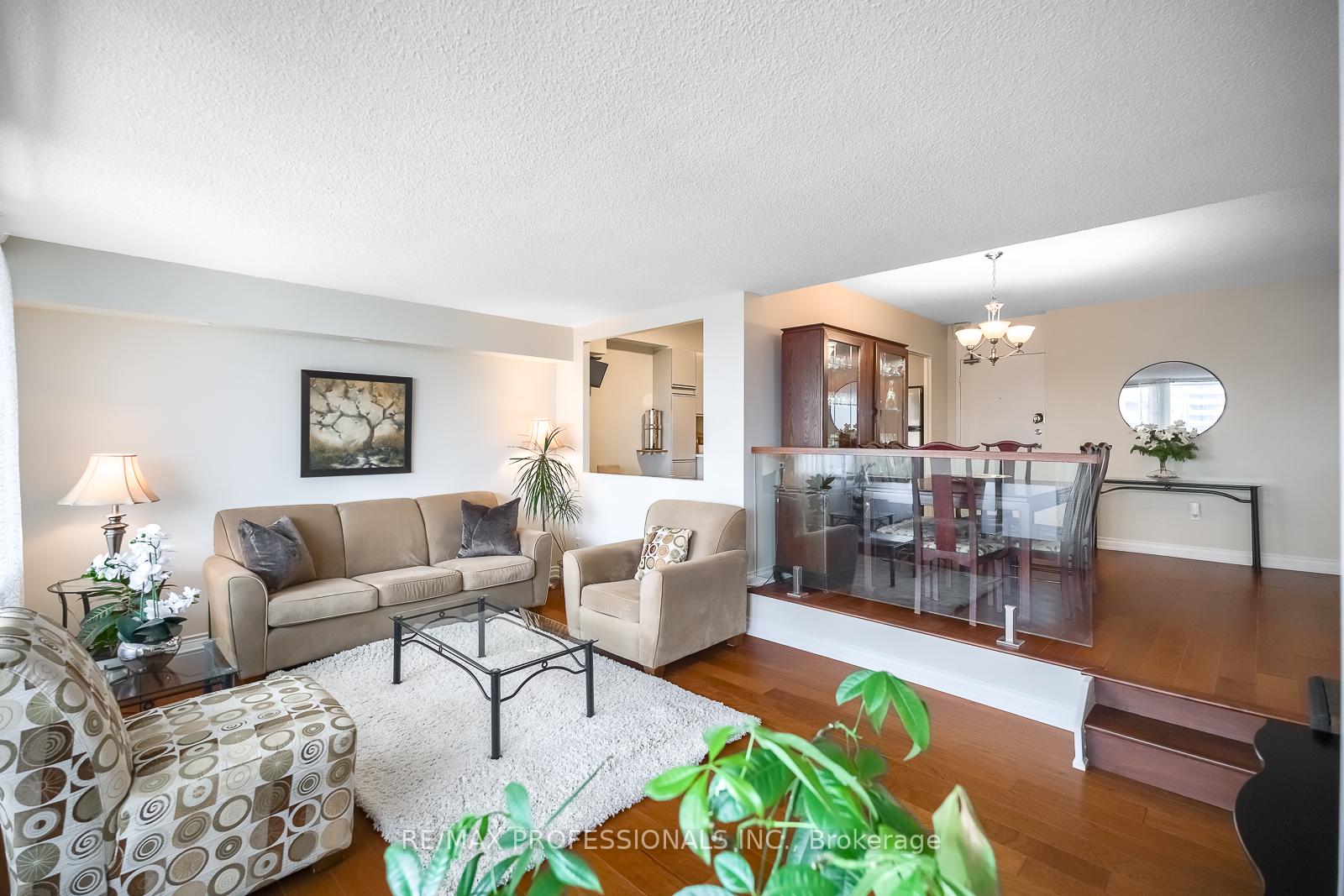 Photo 3 of Unit 604, 240 Scarlett Road, Toronto, Rockcliffe-Smythe — HOMEH