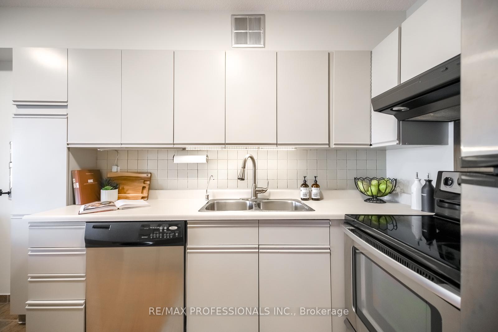 Photo 10 of Unit 604, 240 Scarlett Road, Toronto, Rockcliffe-Smythe — HOMEH