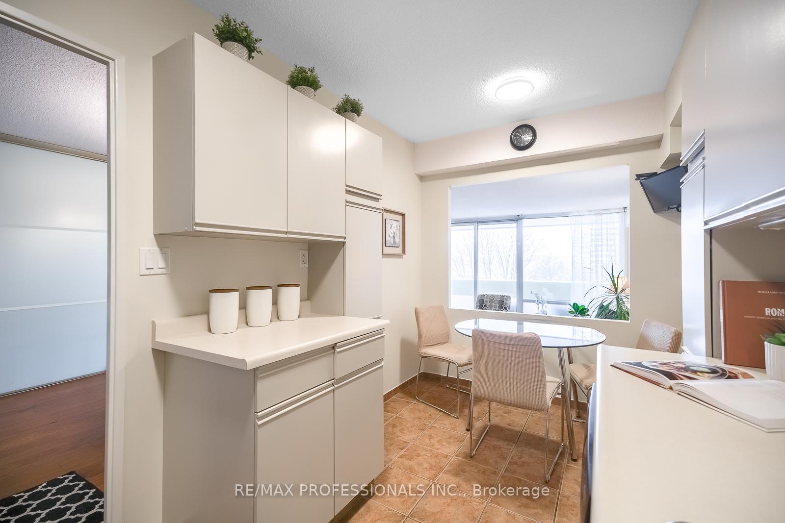 Photo 12 of Unit 604, 240 Scarlett Road, Toronto, Rockcliffe-Smythe — HOMEH