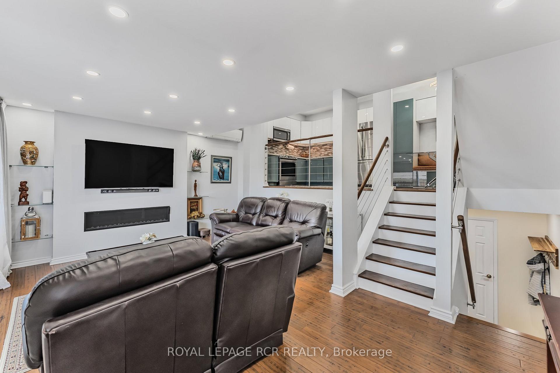 Photo 1 of 109 Milestone Crescent, Aurora, Aurora Village — HOMEH