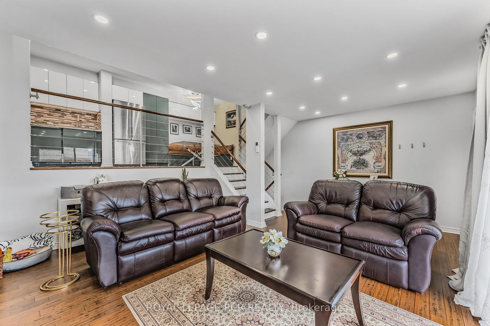 Photo 2 of 109 Milestone Crescent, Aurora, Aurora Village — HOMEH
