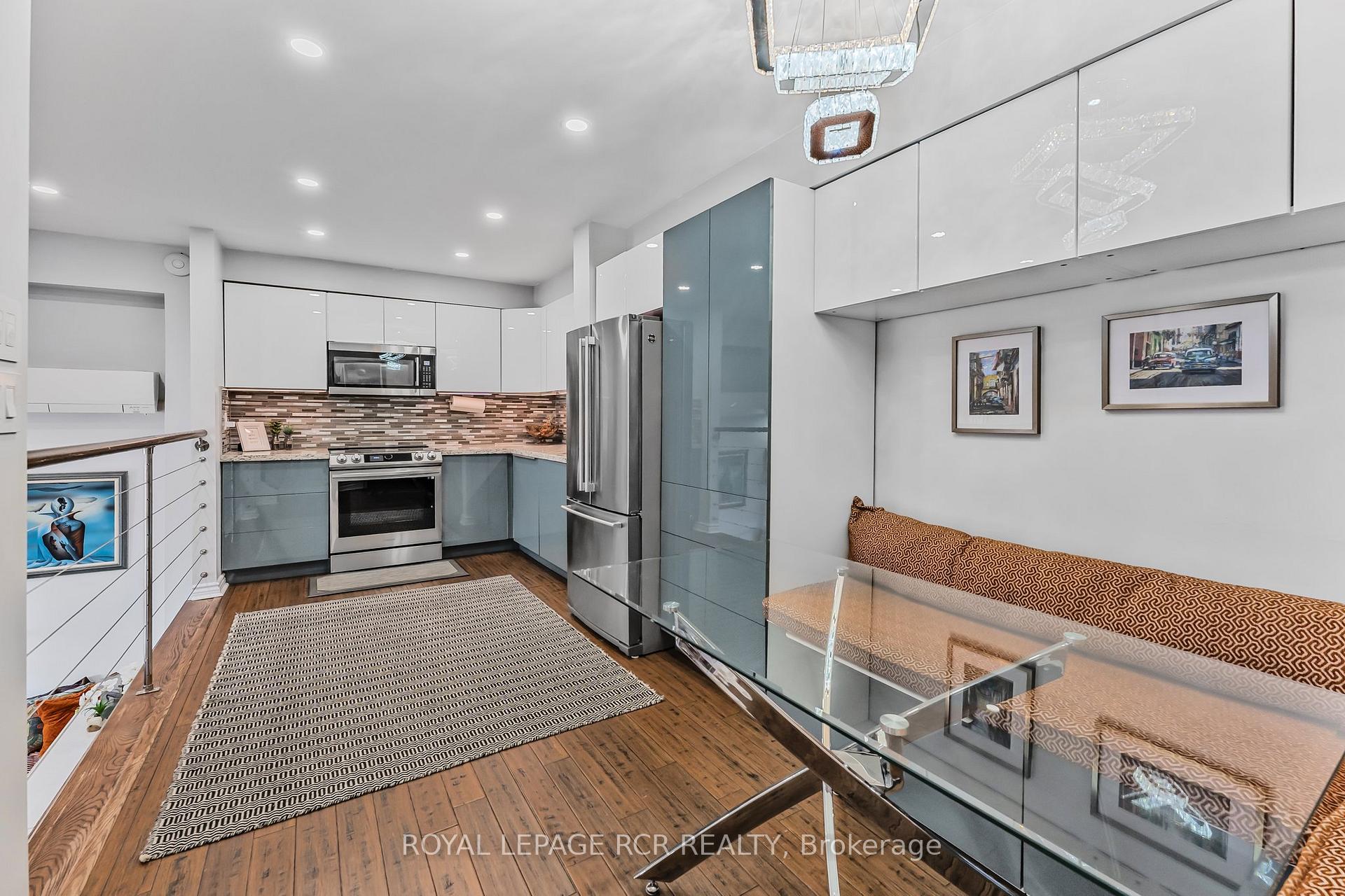 Photo 3 of 109 Milestone Crescent, Aurora, Aurora Village — HOMEH