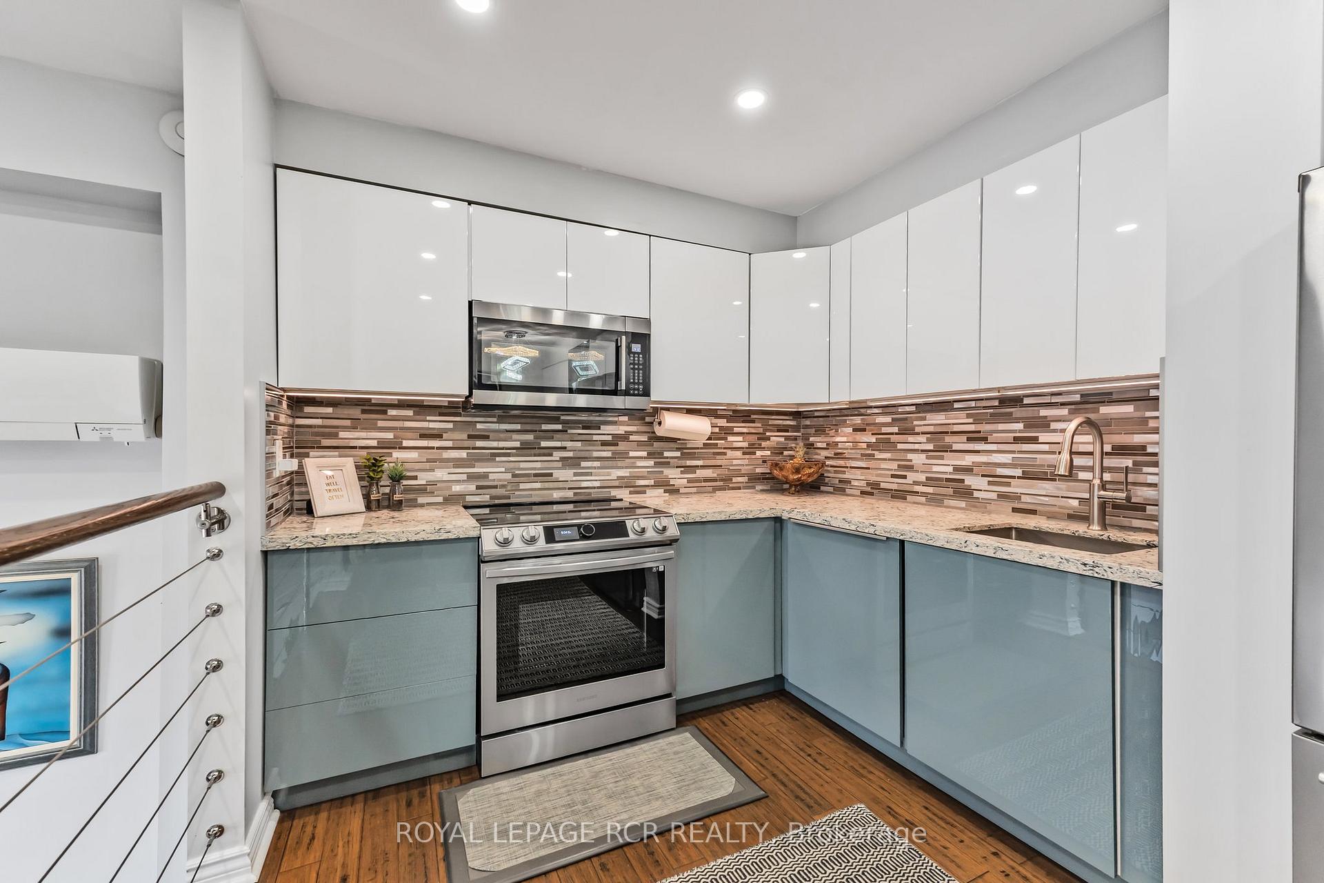 Photo 4 of 109 Milestone Crescent, Aurora, Aurora Village — HOMEH