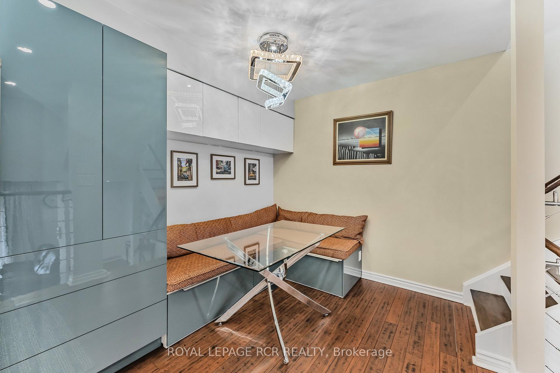 Photo 5 of 109 Milestone Crescent, Aurora, Aurora Village — HOMEH