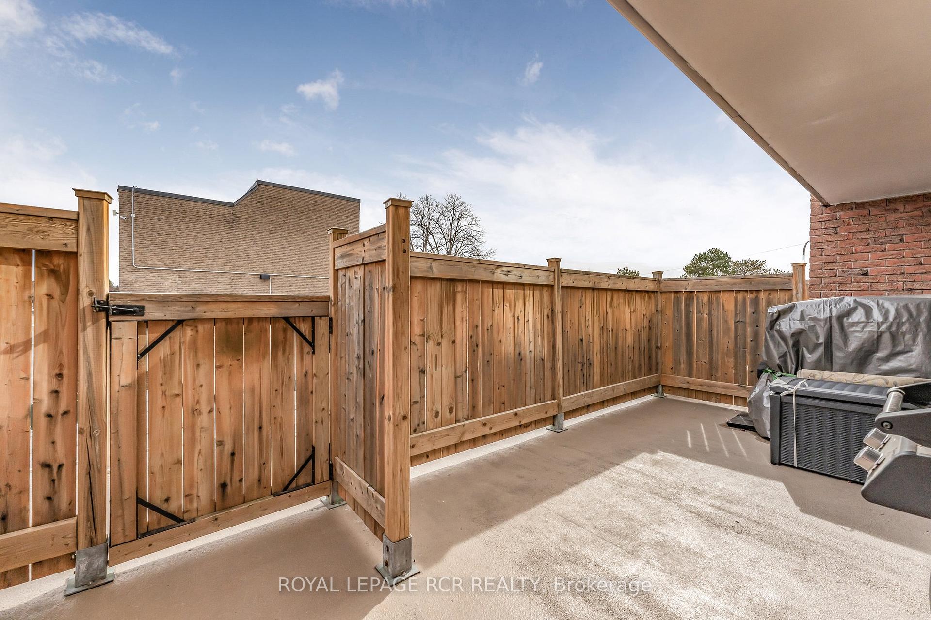 Photo 13 of 109 Milestone Crescent, Aurora, Aurora Village — HOMEH