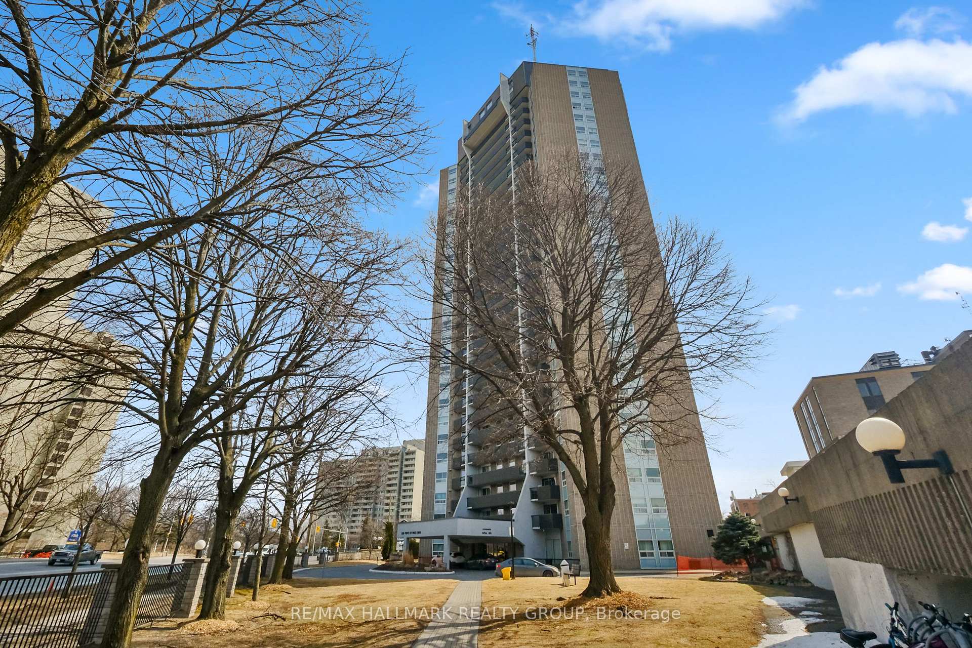 Front of Unit 907, 1380 Prince Of Wales Drive