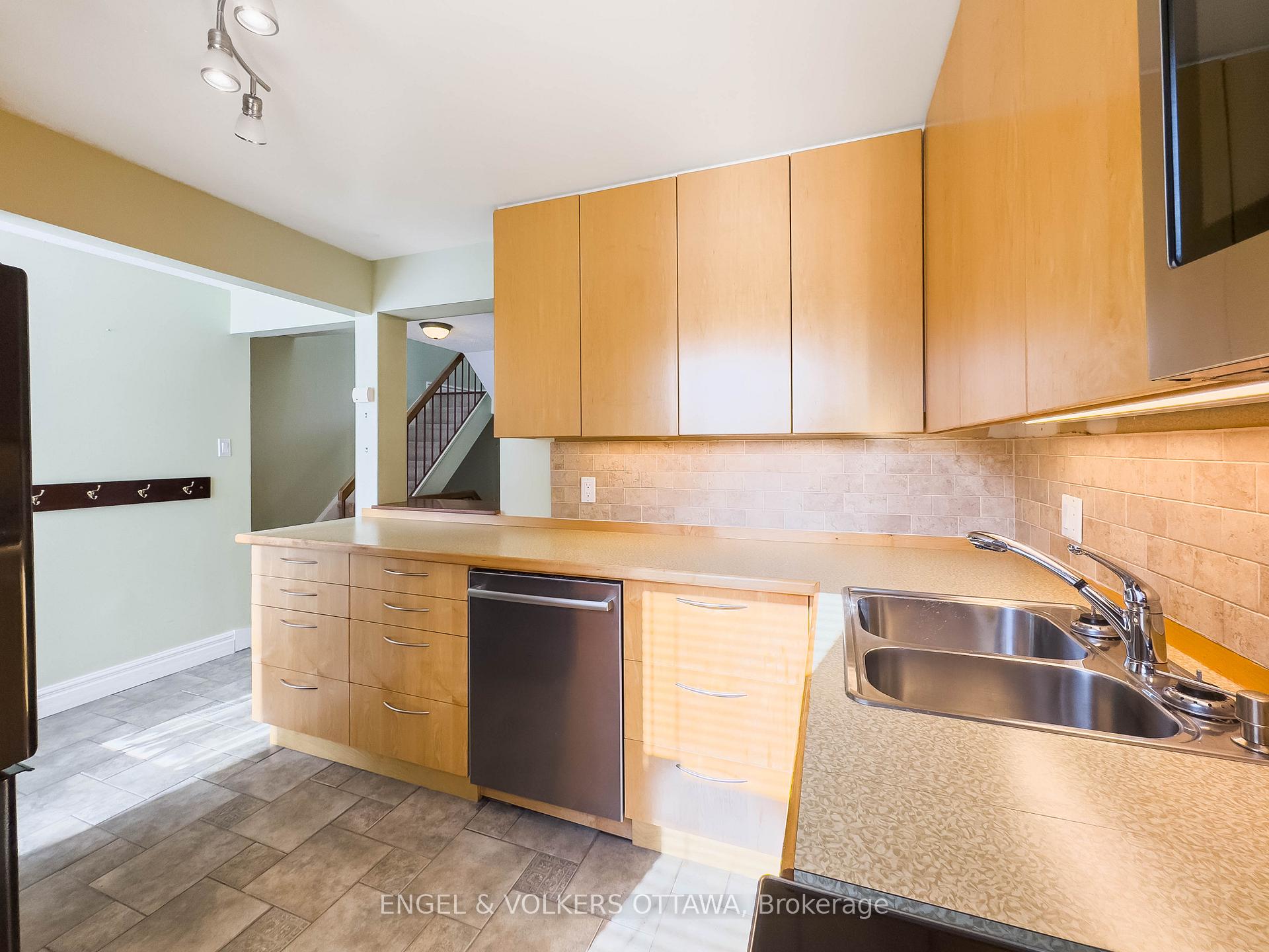 Photo 7 of Unit D, 30 Castlebrook Lane, Ottawa, Centrepointe — HOMEH