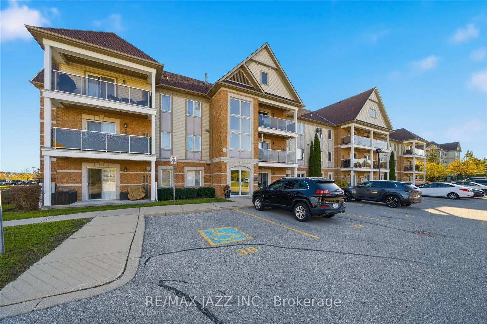 Photo 6 of Unit 310, 132 Aspen Springs Drive, Clarington, Bowmanville — HOMEH