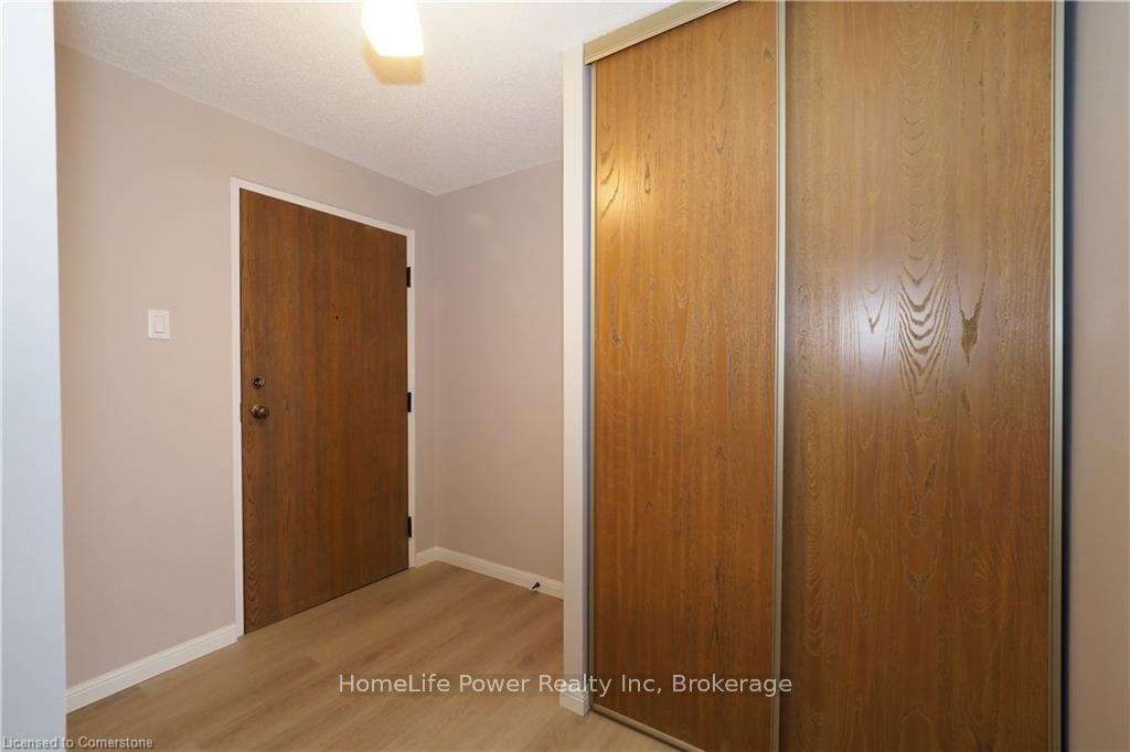 Photo 6 of Unit 910, 55 Green Valley Drive, Kitchener — HOMEH
