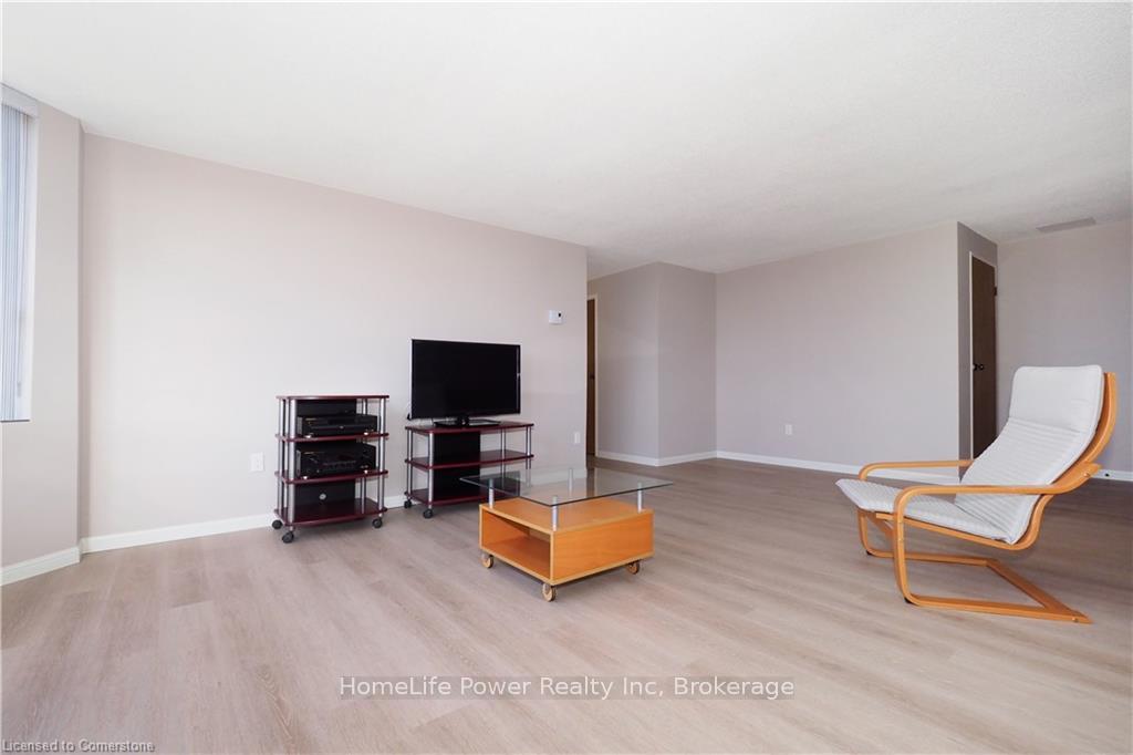 Photo 14 of Unit 910, 55 Green Valley Drive, Kitchener — HOMEH