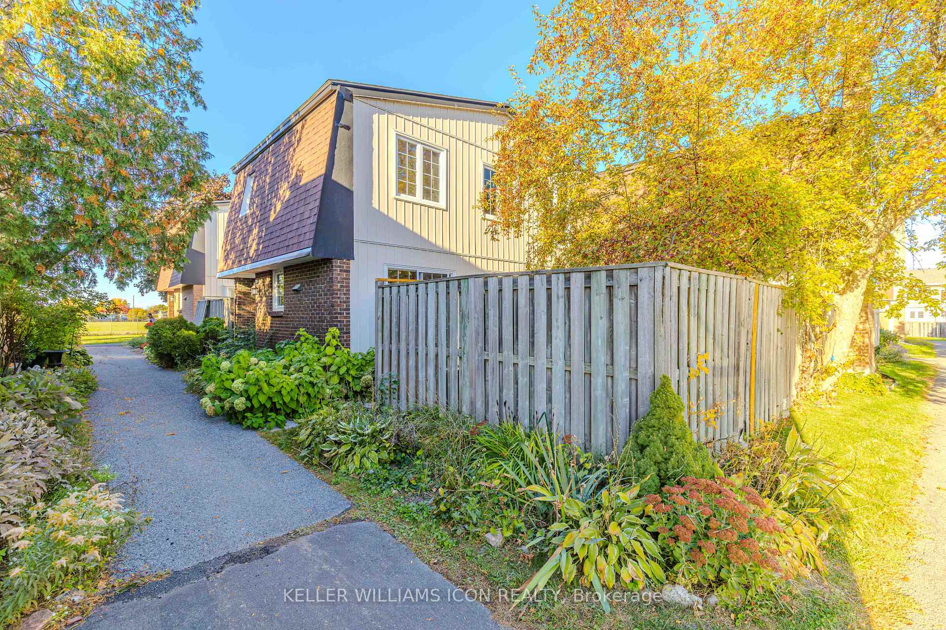 Photo 2 of 385 Kintyre Private, Ottawa, Carleton Square — HOMEH