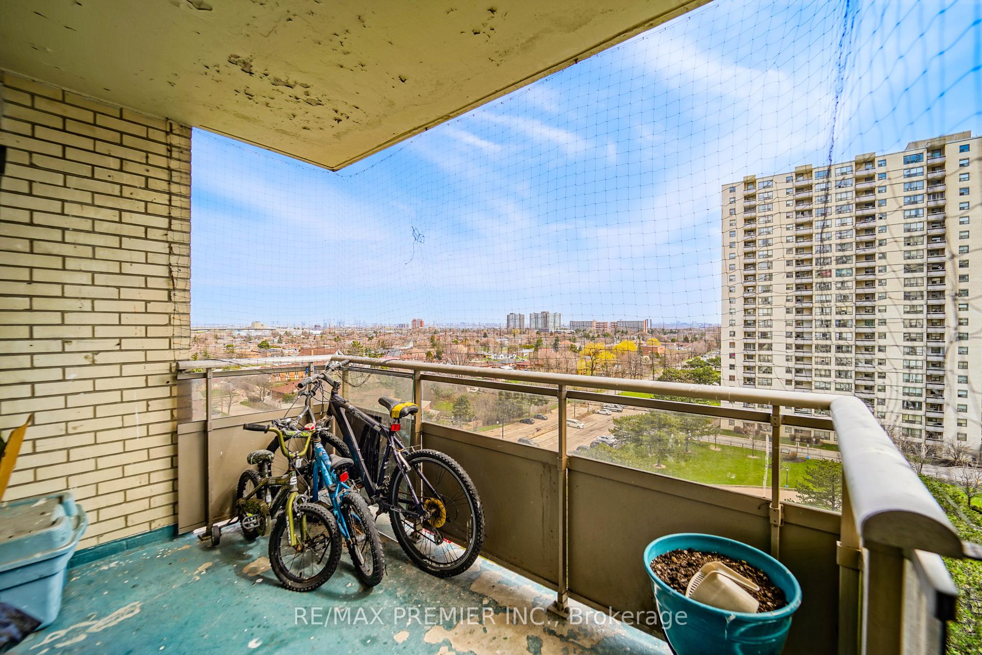 Photo 3 of Unit Unit # 1003, 390 Dixon Road, Etobicoke, Kingsview Village-The Westway — HOMEH