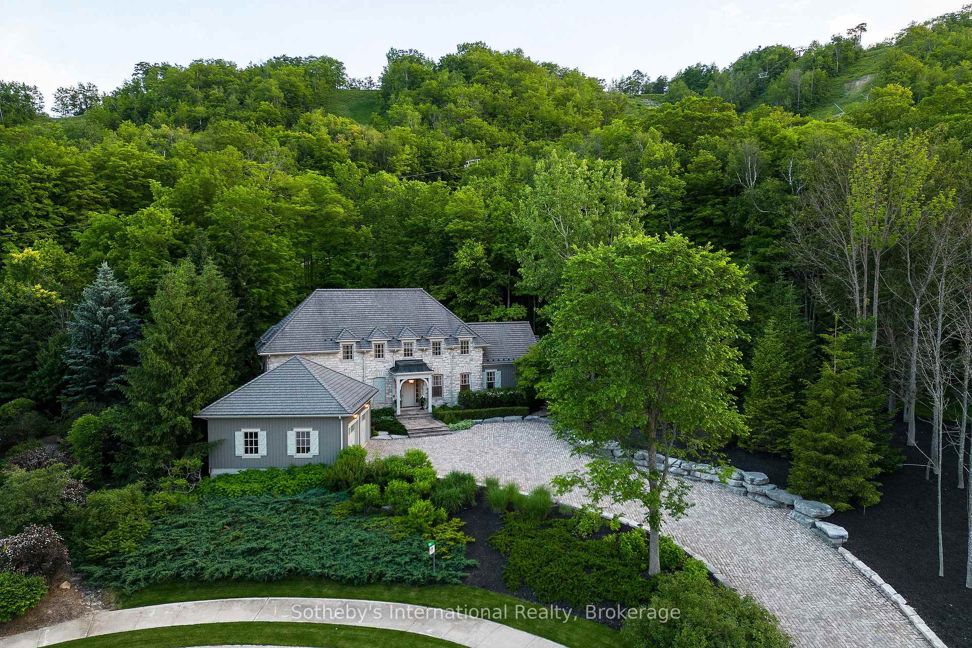 Photo 1 of 114 Hemlock Court, Blue Mountains — HOMEH