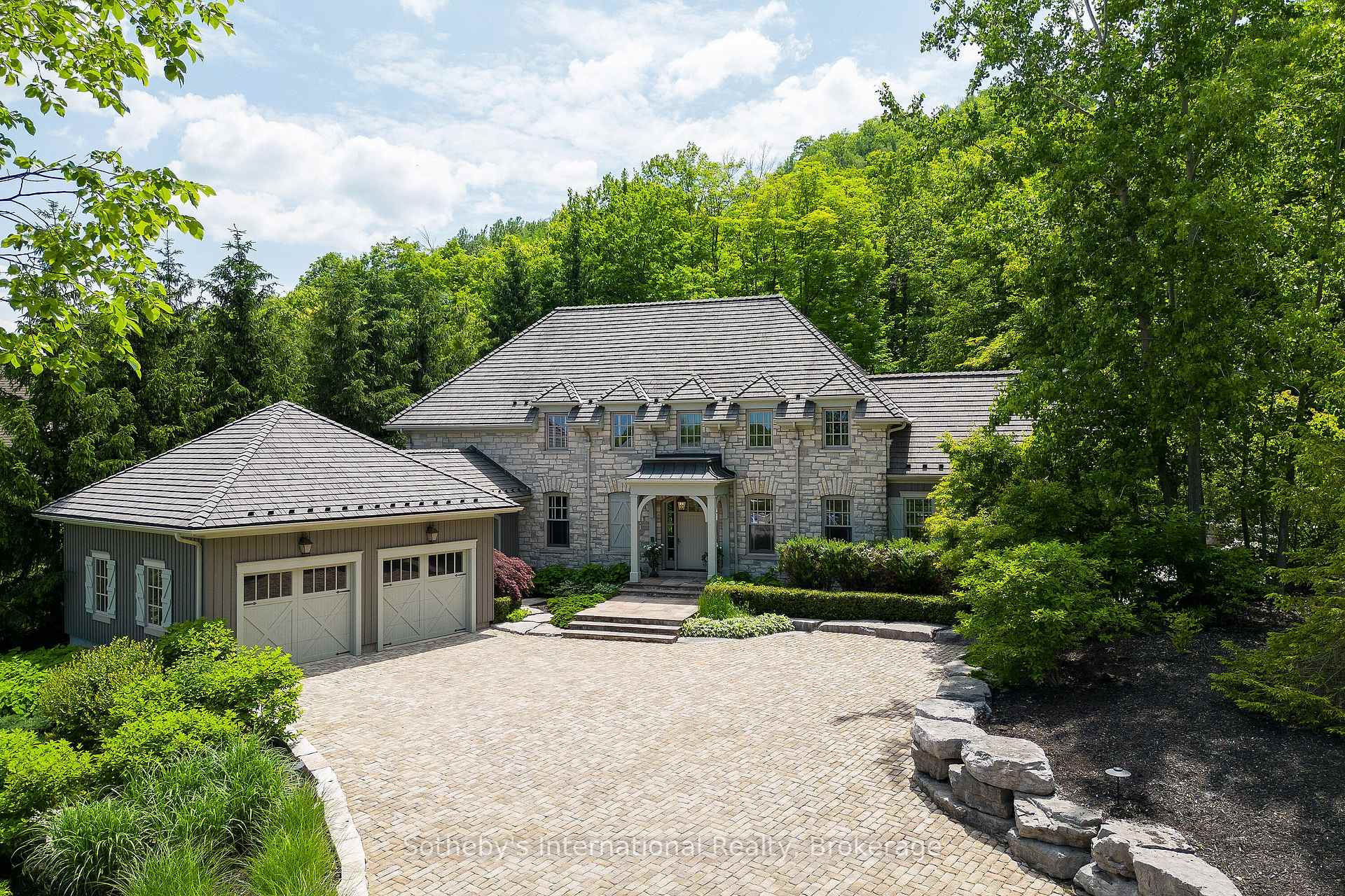 Photo 3 of 114 Hemlock Court, Blue Mountains — HOMEH