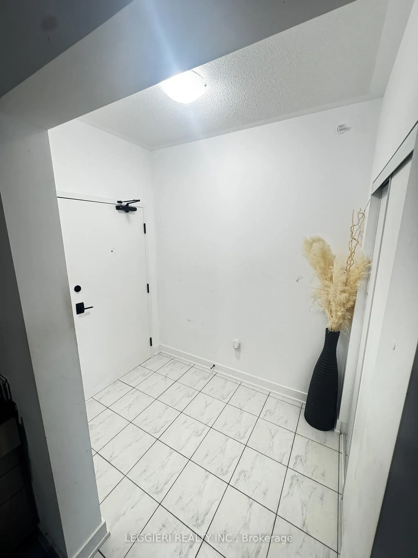 Photo 6 of Unit 615, 4 Spice Way, Barrie, Rural Barrie Southeast — HOMEH