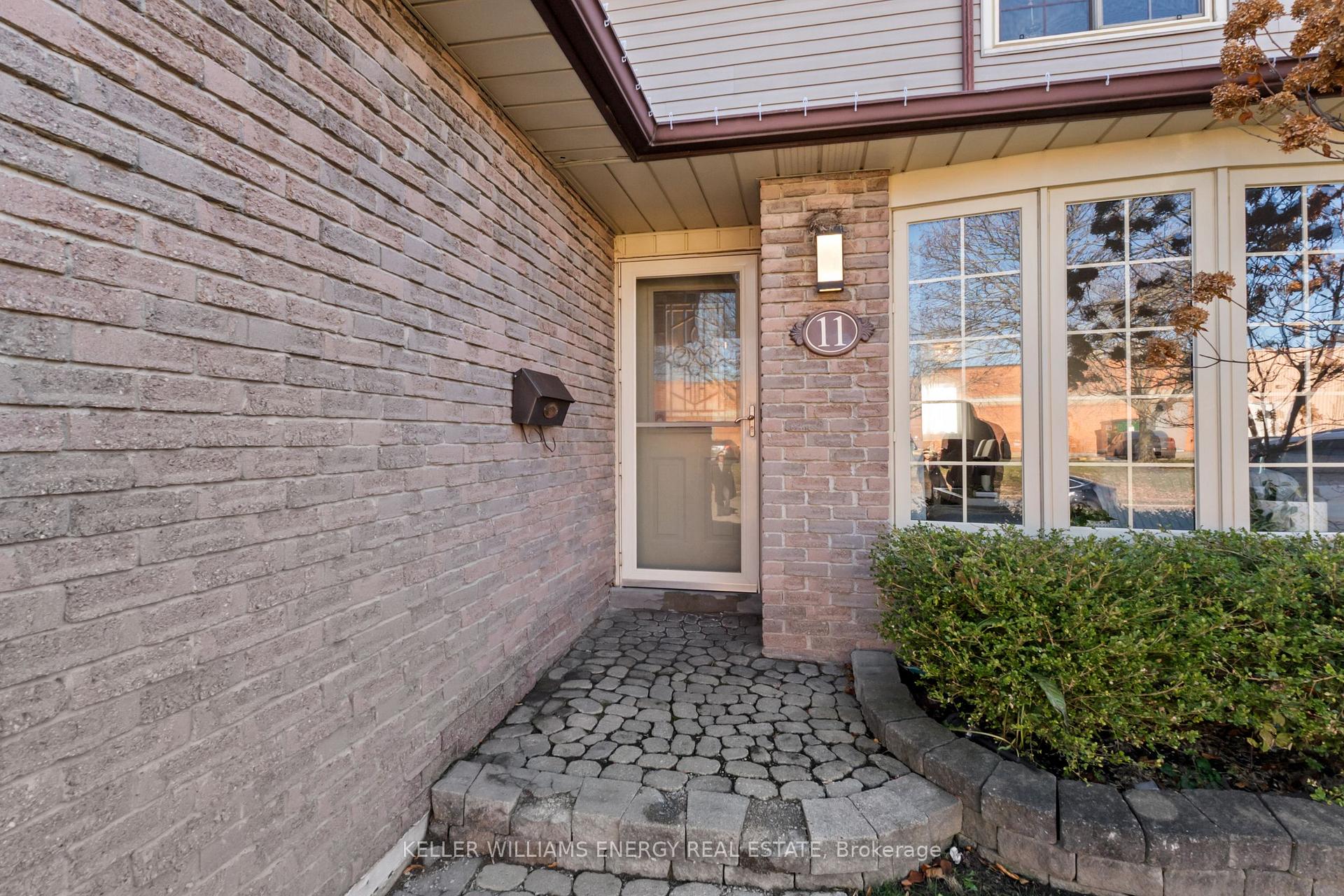 Photo 2 of 11 Hobbs Drive, Clarington, Bowmanville — HOMEH
