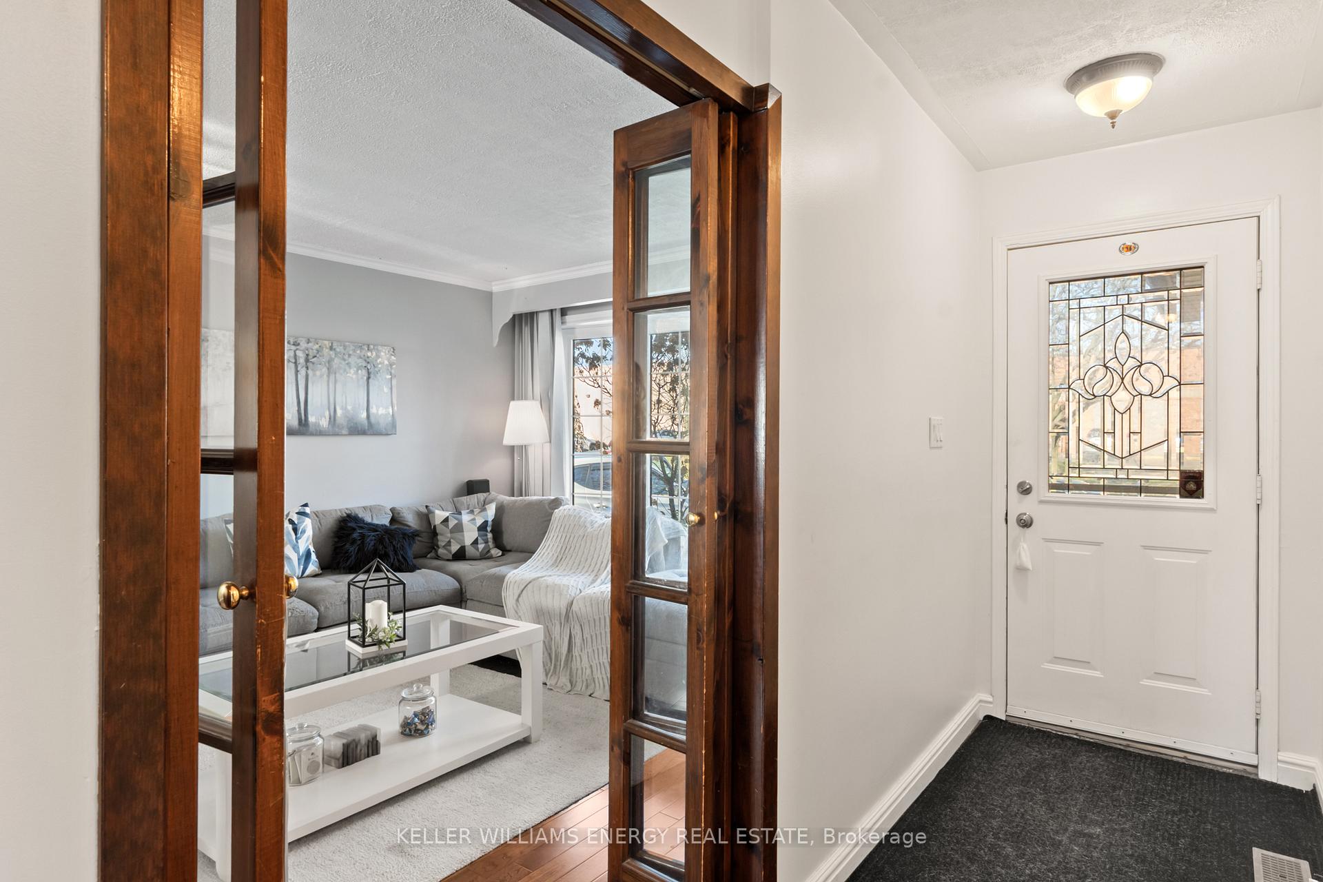 Photo 4 of 11 Hobbs Drive, Clarington, Bowmanville — HOMEH