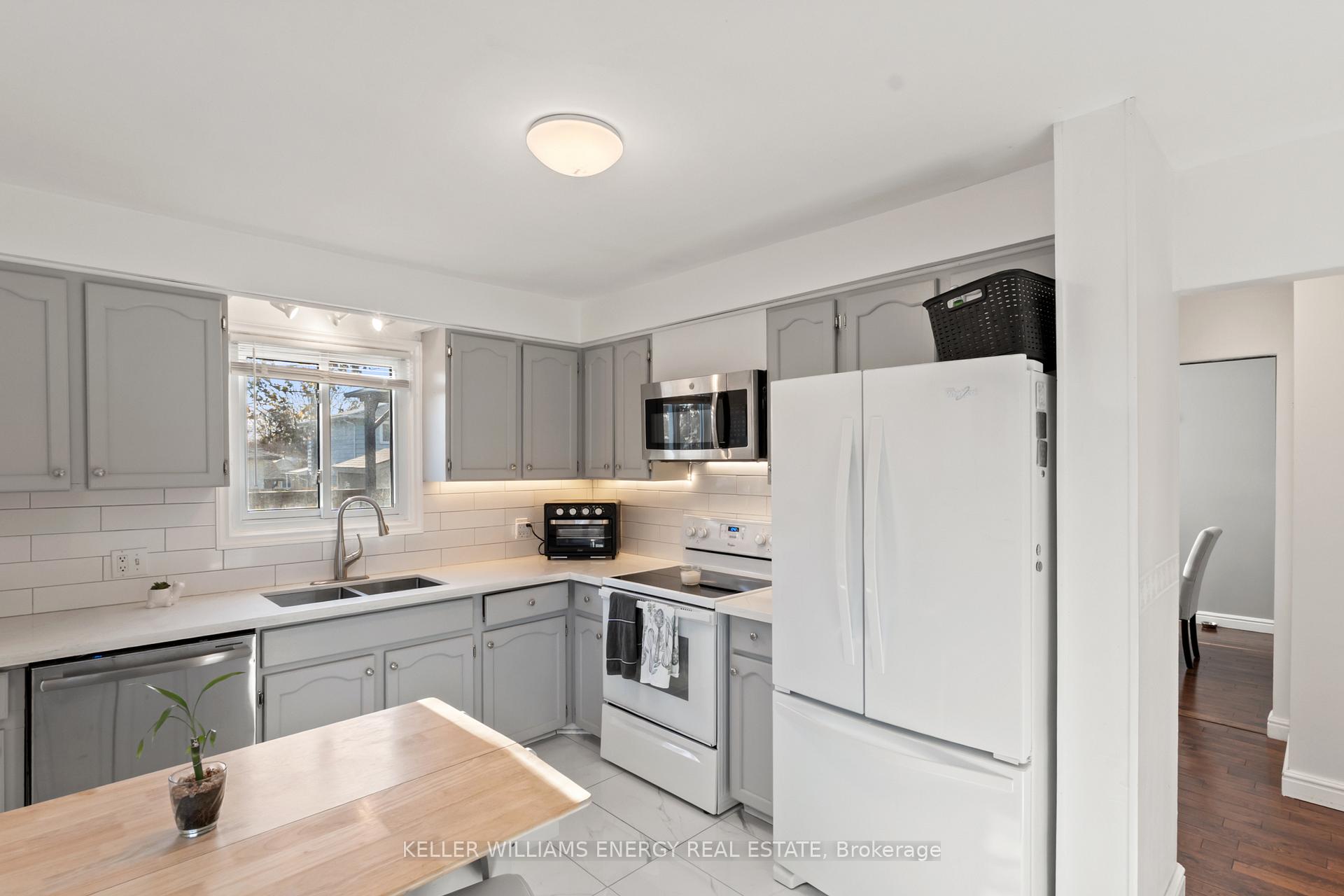 Photo 10 of 11 Hobbs Drive, Clarington, Bowmanville — HOMEH
