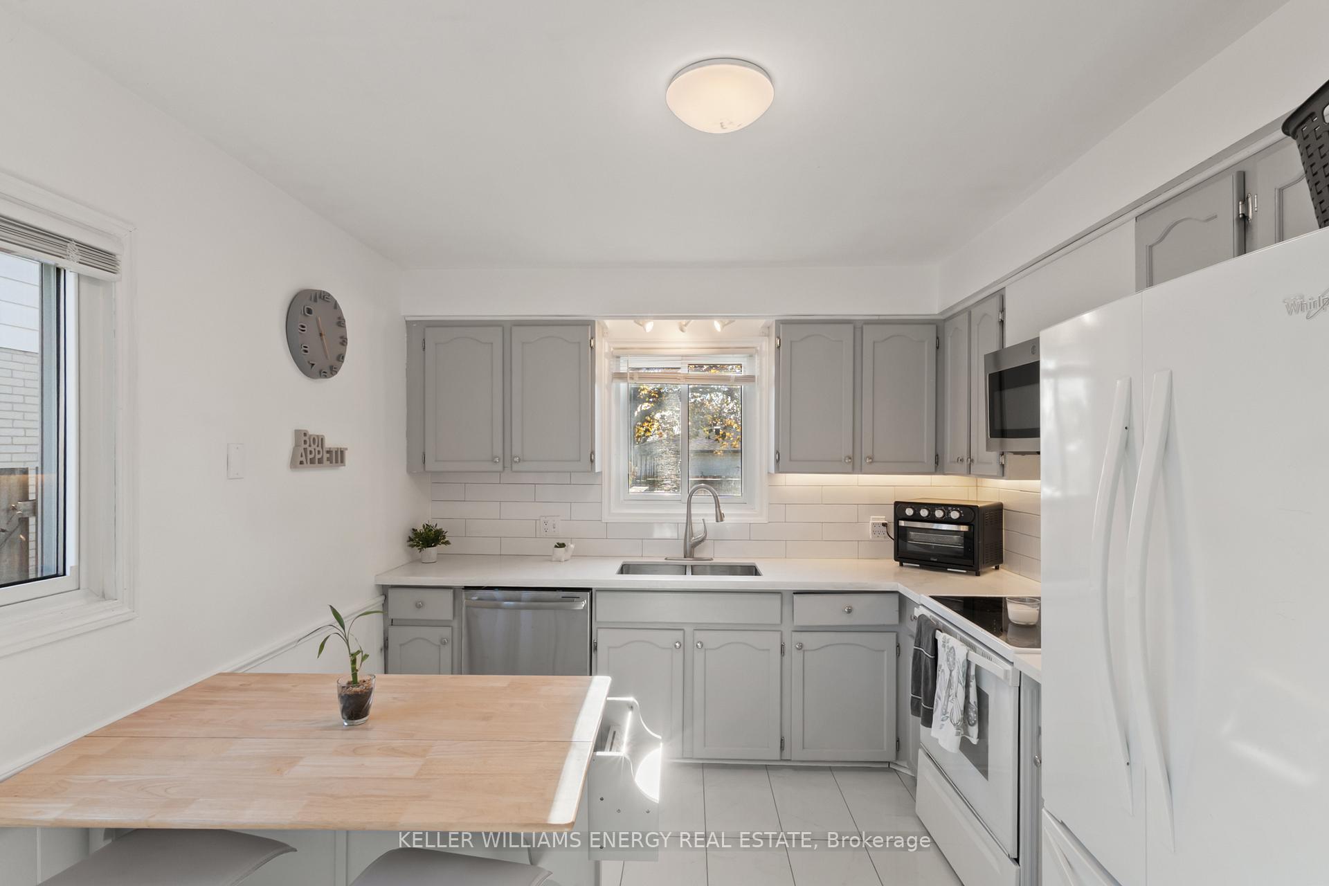 Photo 12 of 11 Hobbs Drive, Clarington, Bowmanville — HOMEH