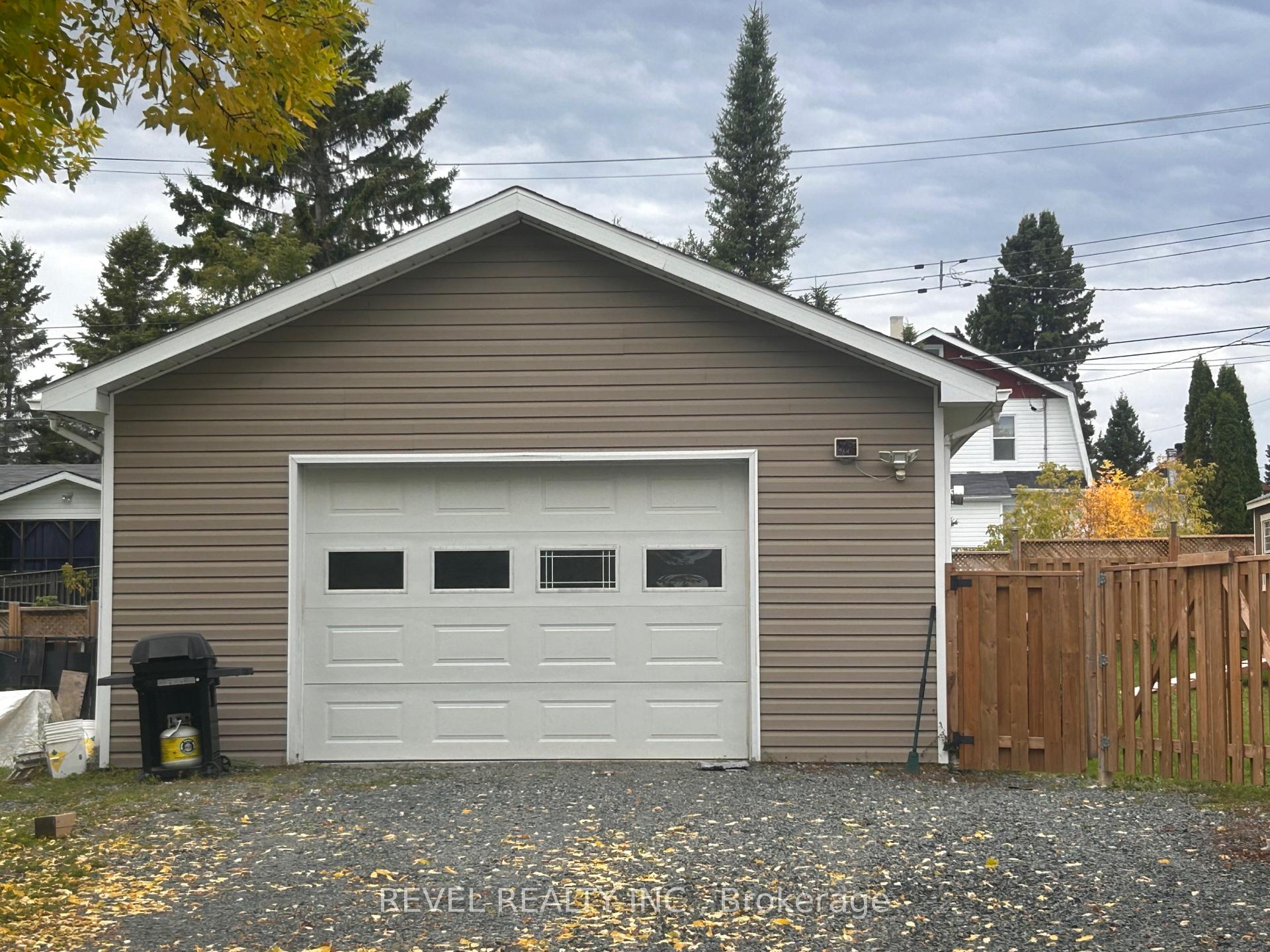 Photo 6 of 303 Fourth Avenue, Cochrane — HOMEH