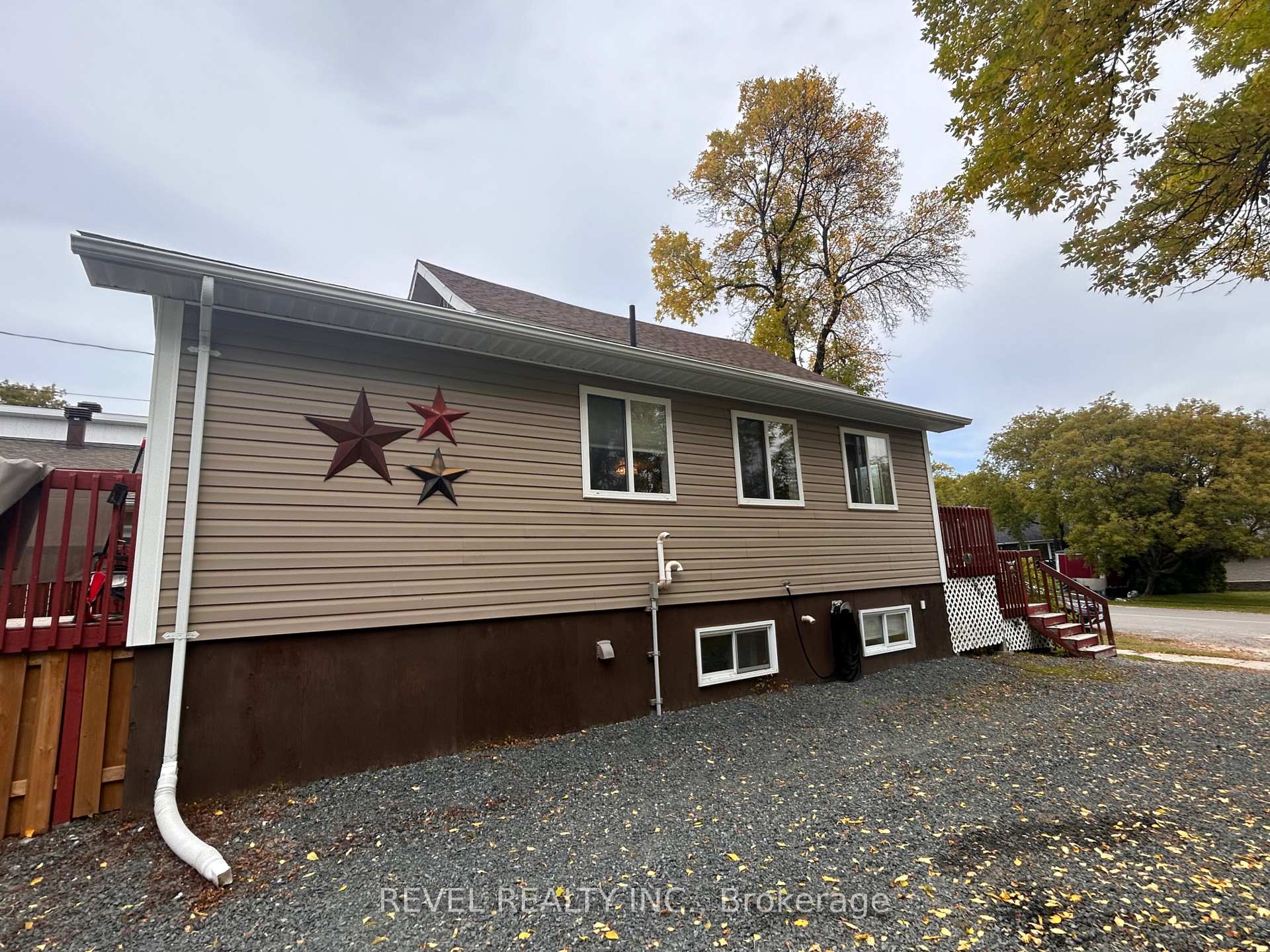 Photo 2 of 303 Fourth Avenue, Cochrane — HOMEH