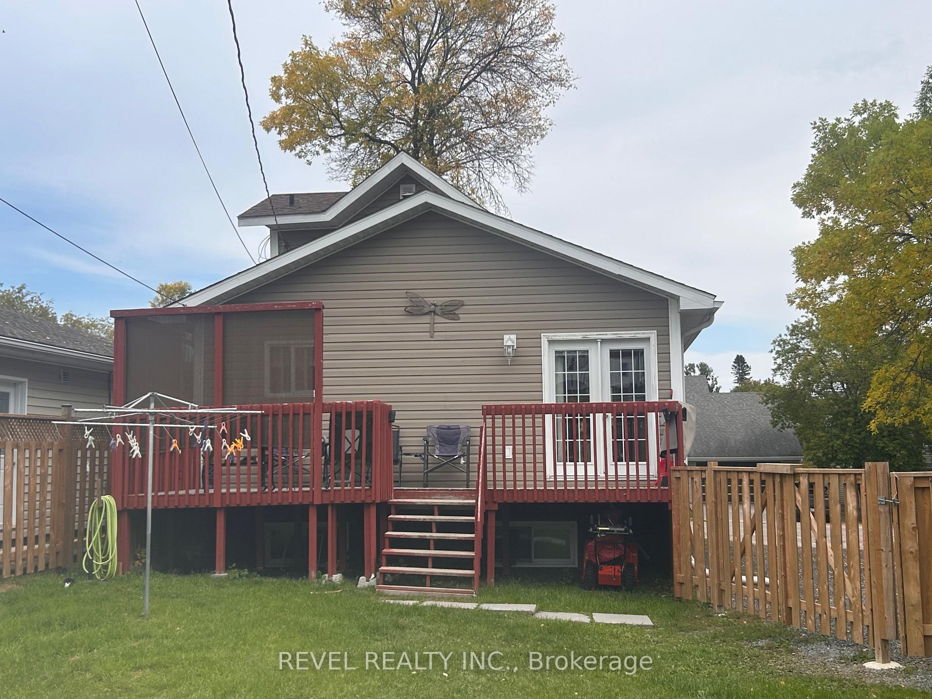 Photo 3 of 303 Fourth Avenue, Cochrane — HOMEH
