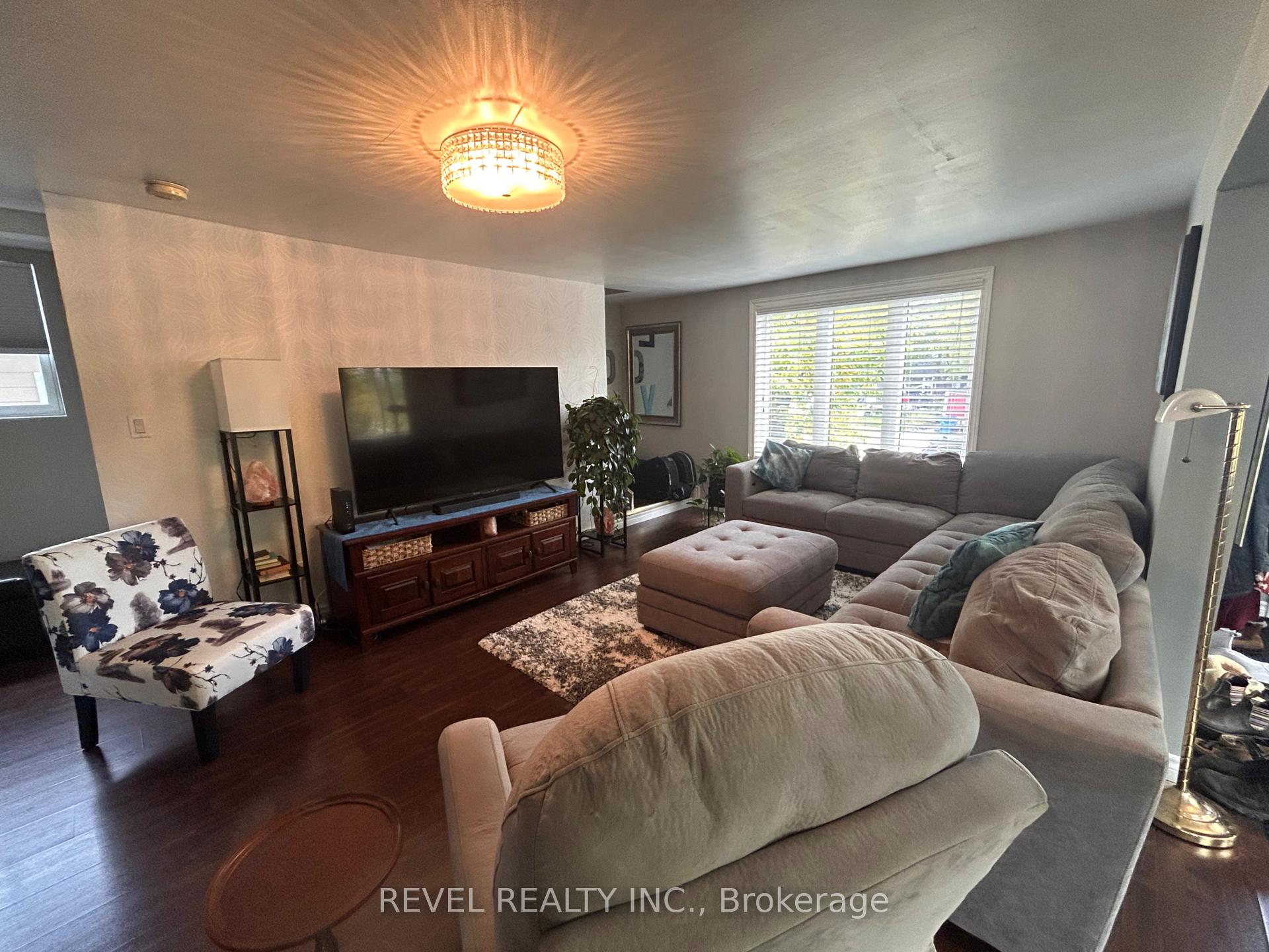 Photo 5 of 303 Fourth Avenue, Cochrane — HOMEH