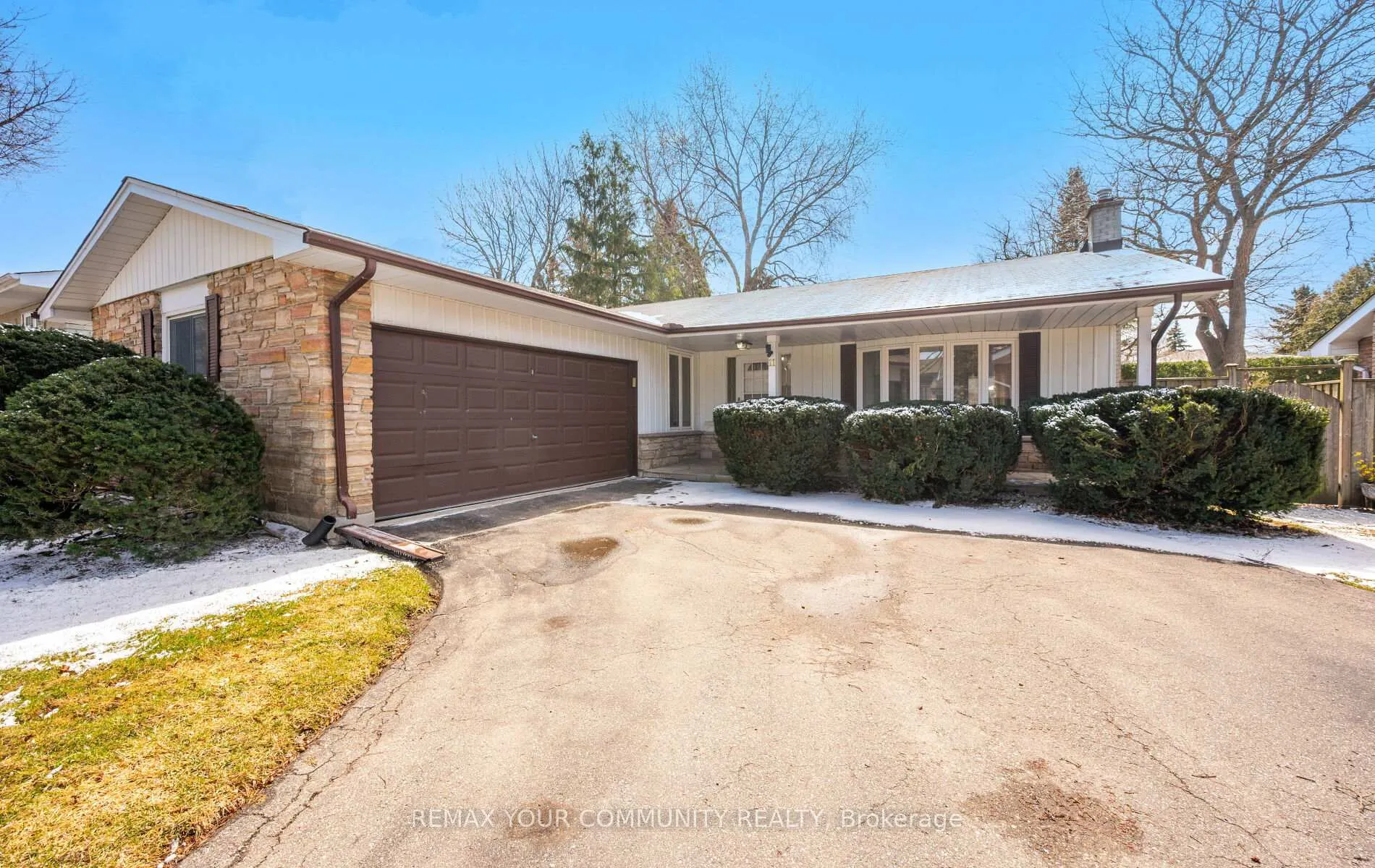 Photo 1 of 11 Glenview Drive, Aurora, Aurora Highlands — HOMEH