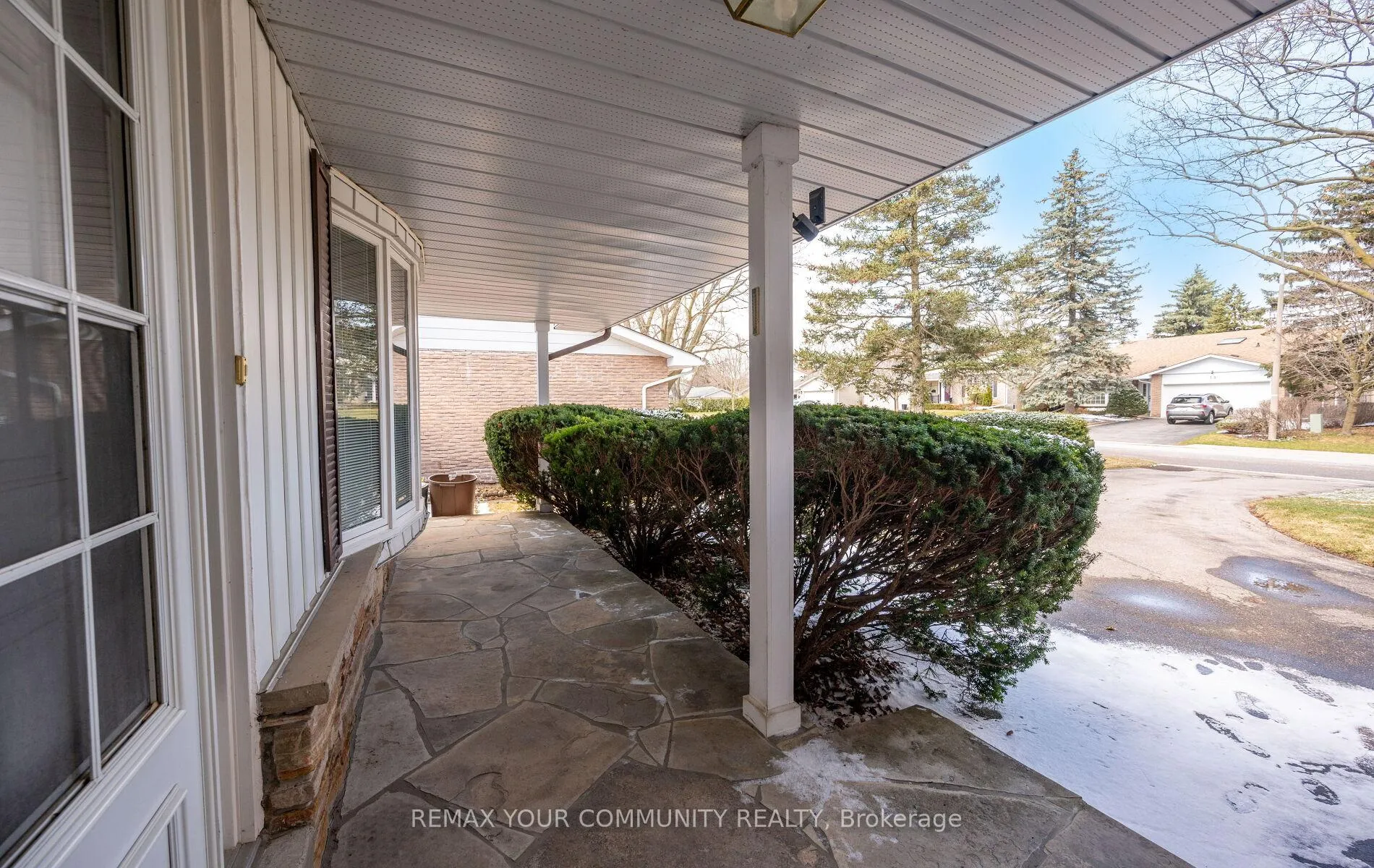 Photo 3 of 11 Glenview Drive, Aurora, Aurora Highlands — HOMEH