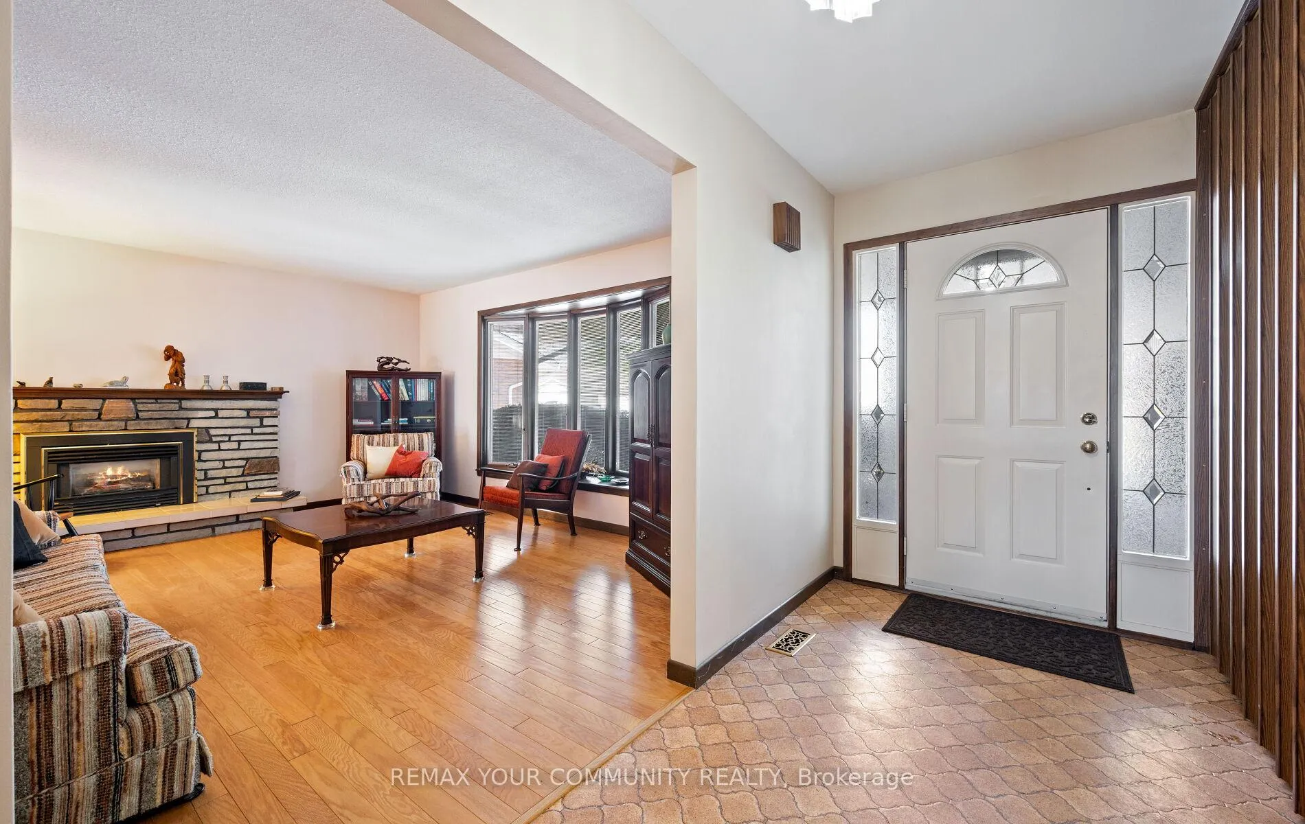 Photo 4 of 11 Glenview Drive, Aurora, Aurora Highlands — HOMEH