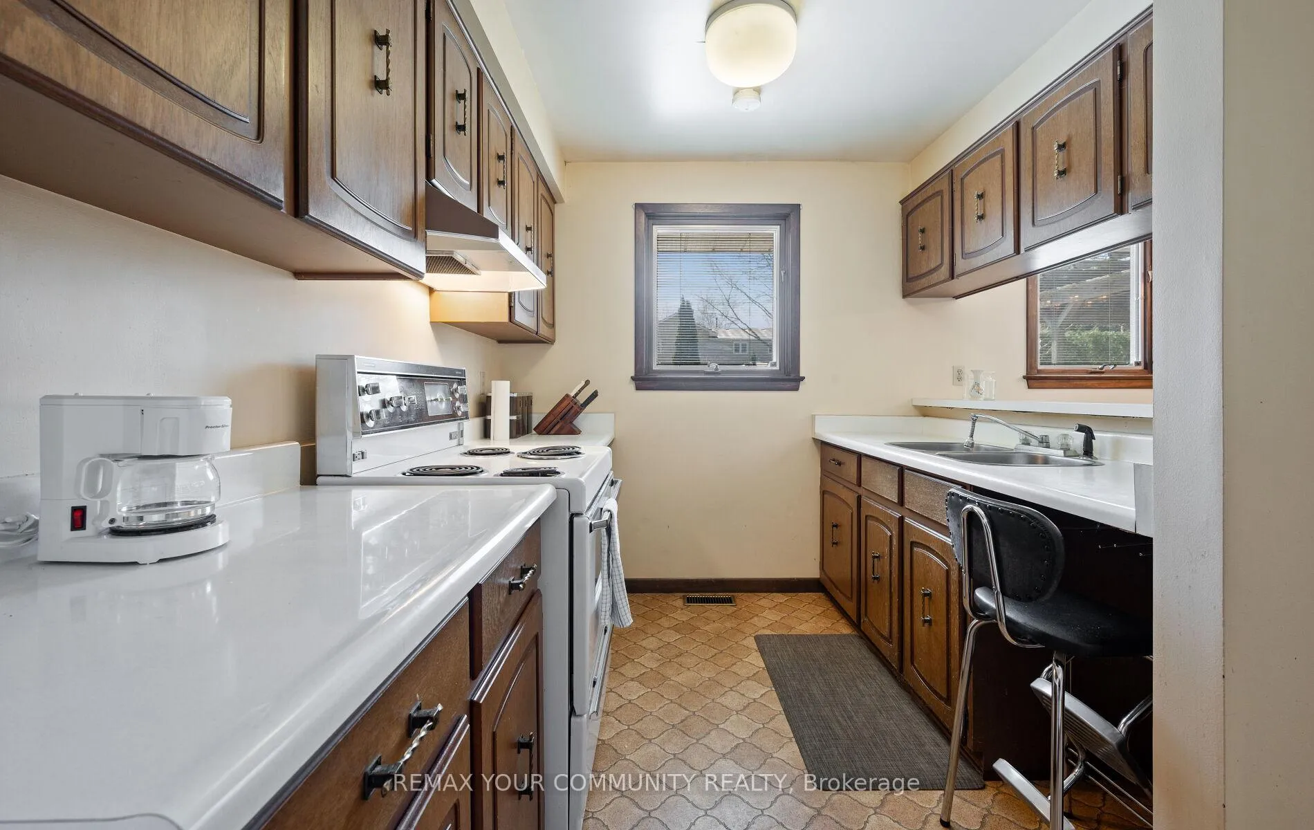 Photo 16 of 11 Glenview Drive, Aurora, Aurora Highlands — HOMEH