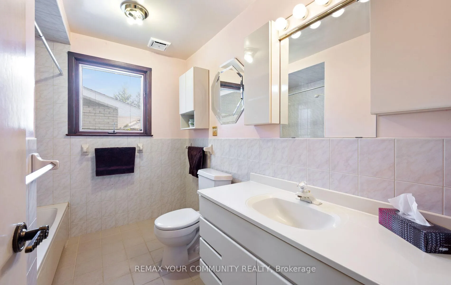 Photo 18 of 11 Glenview Drive, Aurora, Aurora Highlands — HOMEH