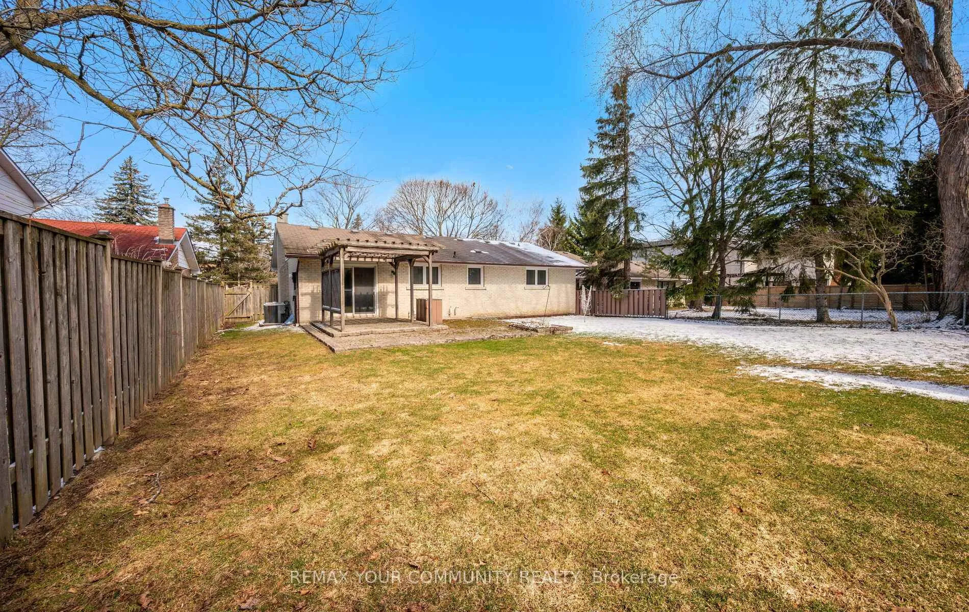 Photo 26 of 11 Glenview Drive, Aurora, Aurora Highlands — HOMEH