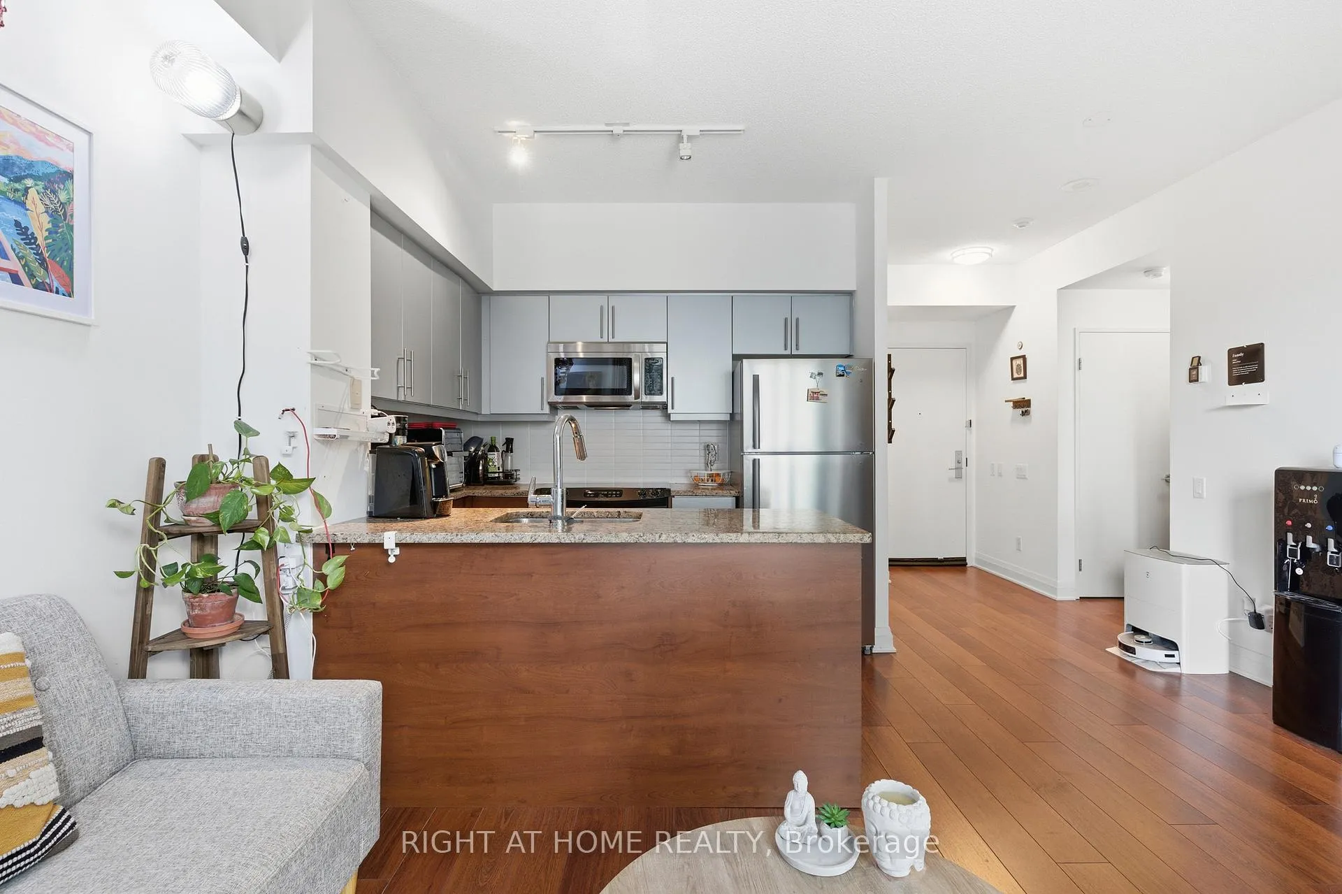 Photo 4 of Unit 511, 83 Redpath Avenue, Toronto, Mount Pleasant East — HOMEH