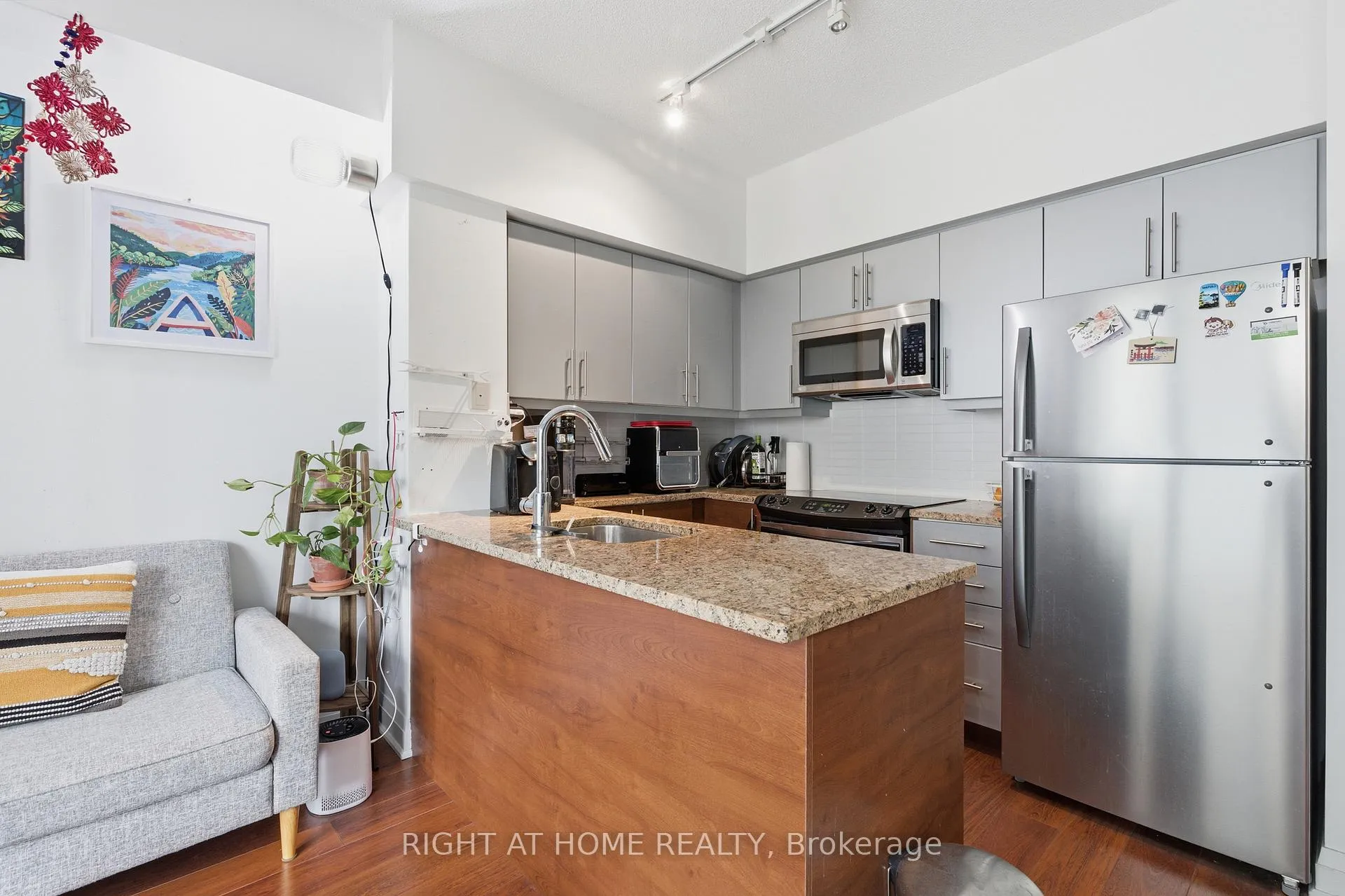 Photo 5 of Unit 511, 83 Redpath Avenue, Toronto, Mount Pleasant East — HOMEH