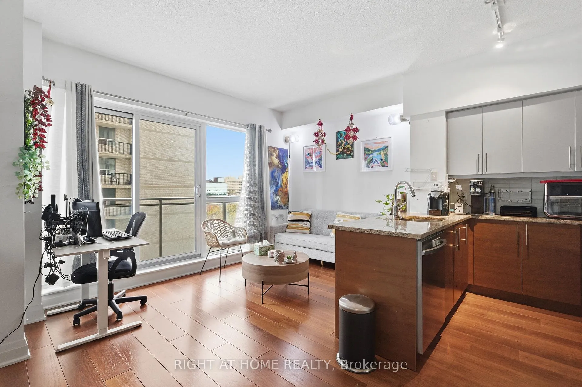 Photo 6 of Unit 511, 83 Redpath Avenue, Toronto, Mount Pleasant East — HOMEH
