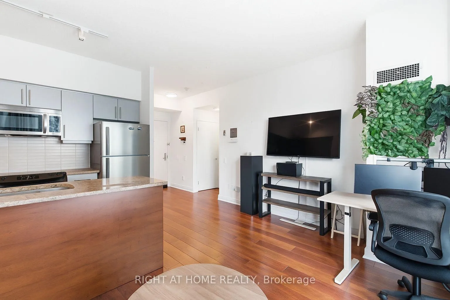 Photo 7 of Unit 511, 83 Redpath Avenue, Toronto, Mount Pleasant East — HOMEH