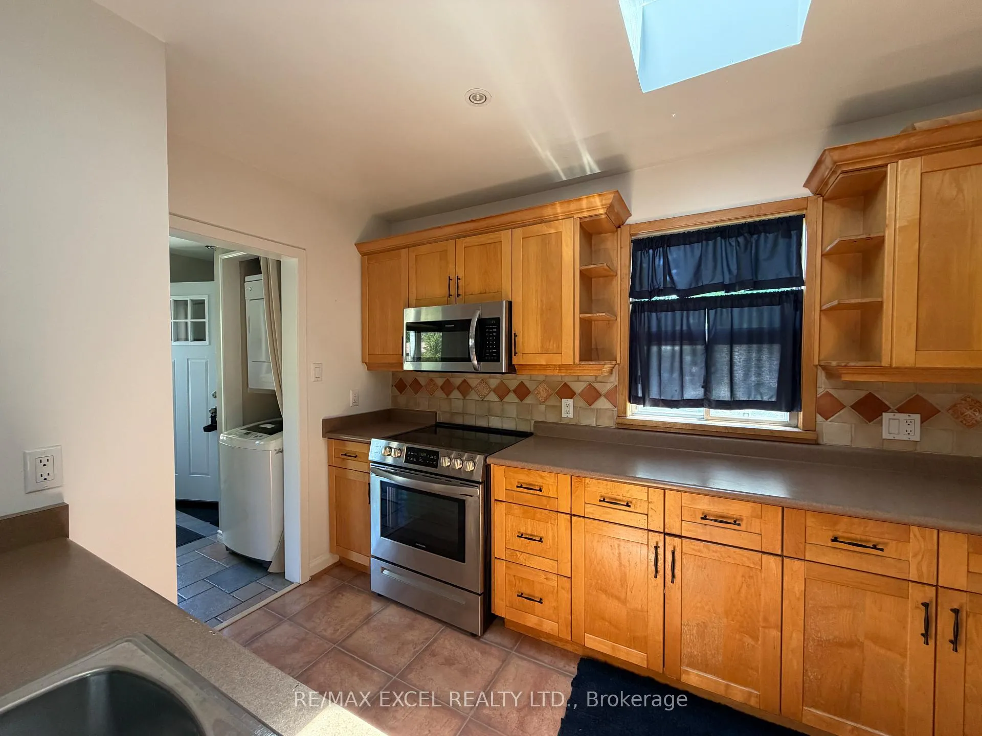 Photo 3 of 2 Rufford Road, Etobicoke, Alderwood — HOMEH