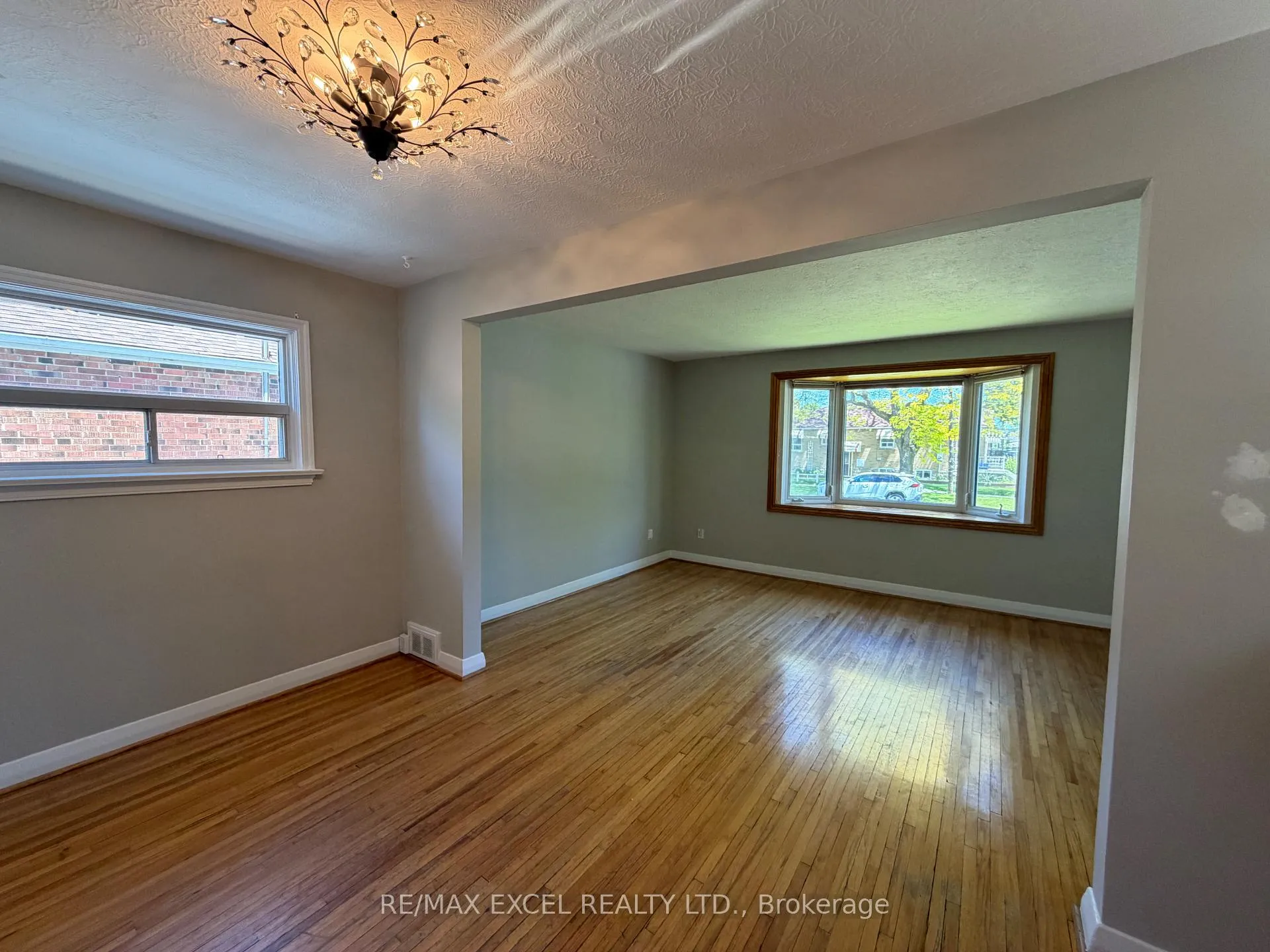 Photo 8 of 2 Rufford Road, Etobicoke, Alderwood — HOMEH