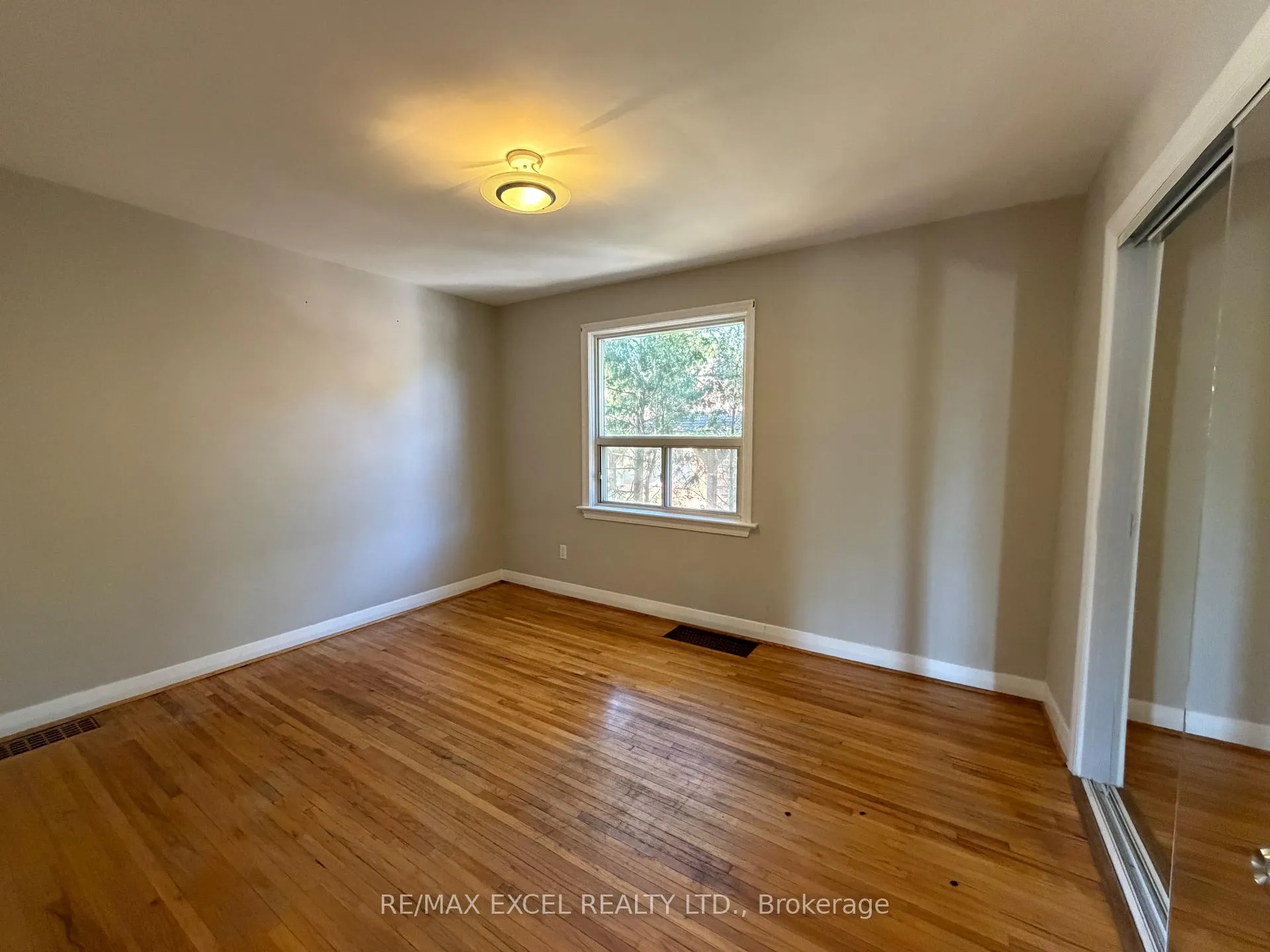 Photo 11 of 2 Rufford Road, Etobicoke, Alderwood — HOMEH